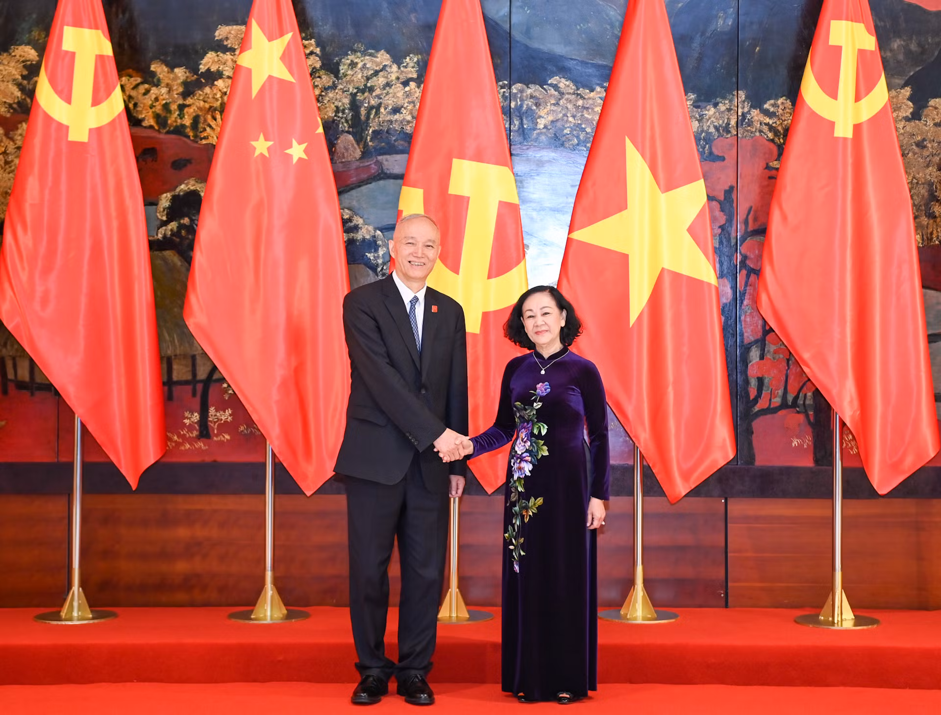 Thường trực Ban Bí thư Trung ương Đảng Cộng sản Việt Nam Trương Thị Mai và Ủy viên Thường vụ Bộ Chính trị Trung ương Đảng Cộng sản Trung Quốc Thái Kỳ.