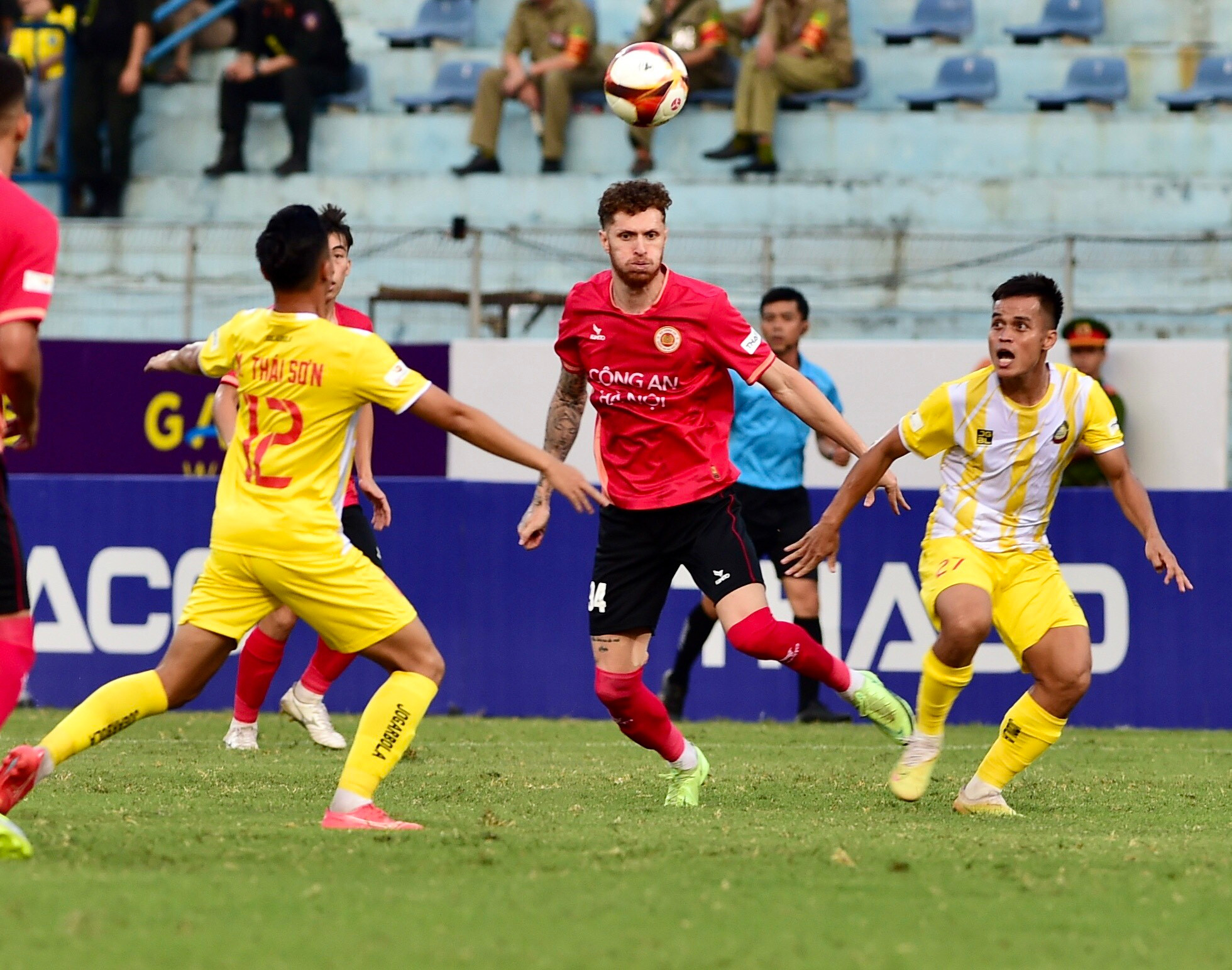 Hai đội đều cho thấy ý đồ muốn ghi bàn sớm. Với tâm thế cởi mở đó, thế trận đôi công được hai đội tạo ra.