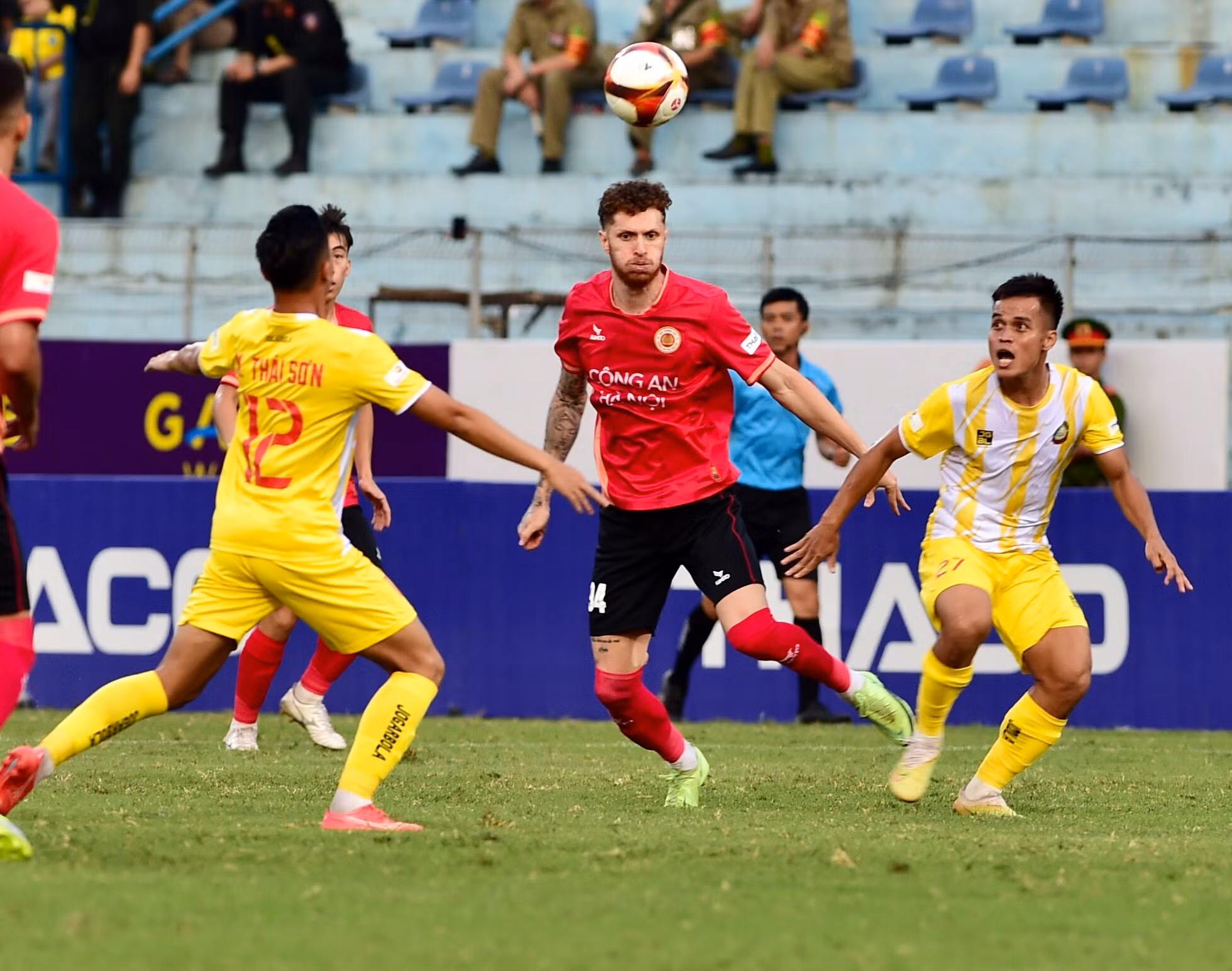 Hai đội đều cho thấy ý đồ muốn ghi bàn sớm. Với tâm thế cởi mở đó, thế trận đôi công được hai đội tạo ra.