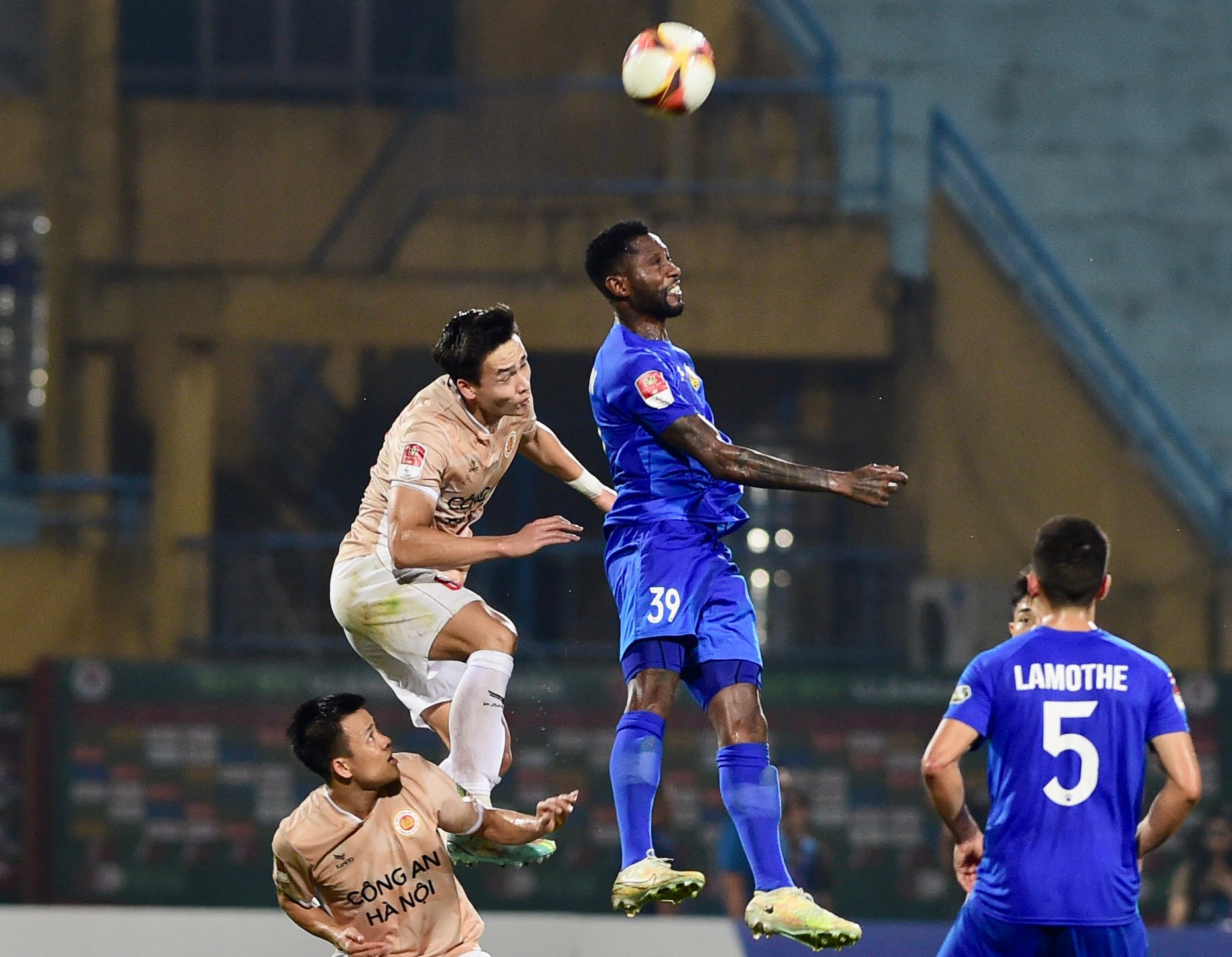 Thế trận một chiều tiếp diễn, Công an Hà Nội miệt mài tấn công nhưng không thể xuyên phá được mảnh lưới của Quảng Nam.