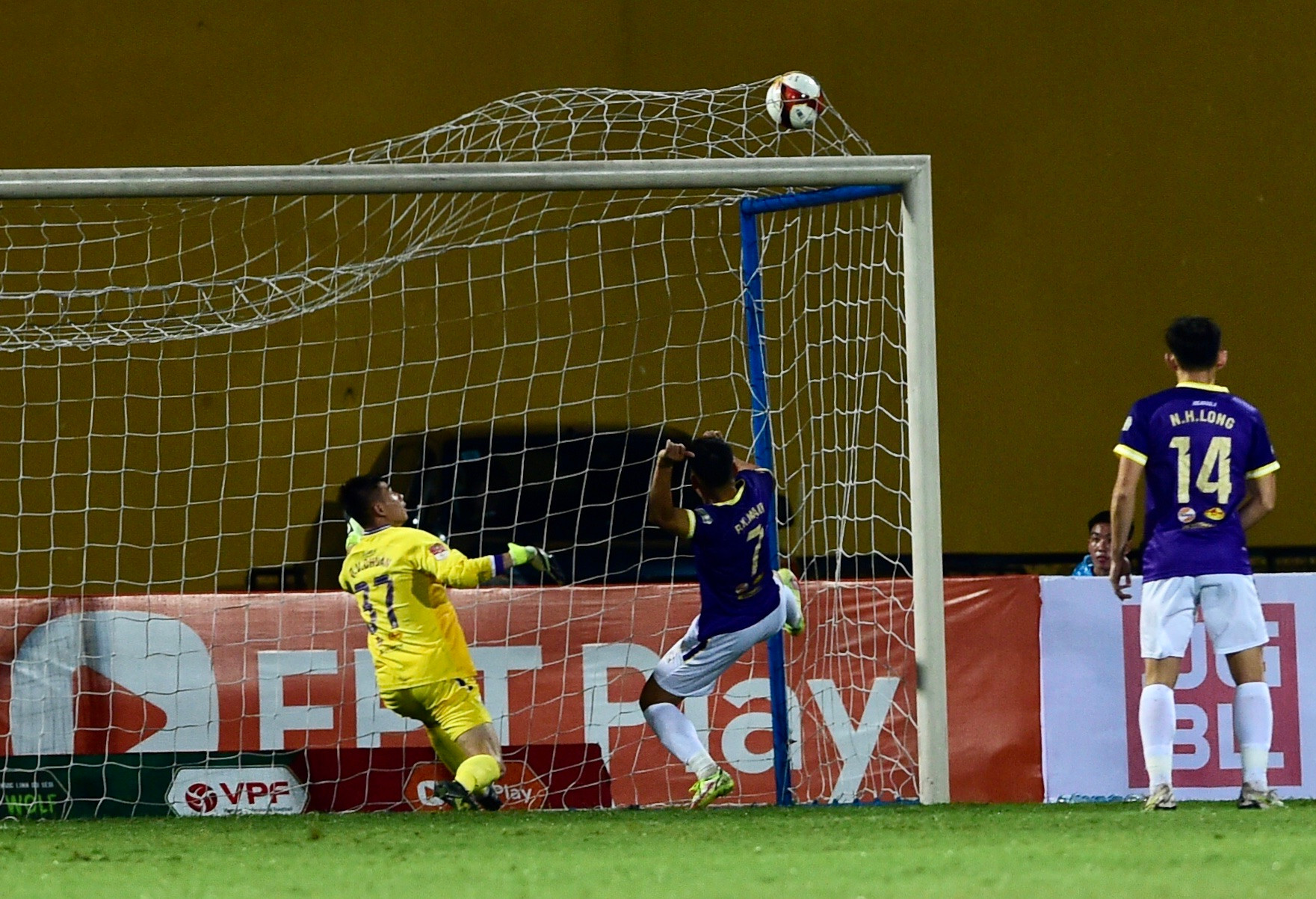 Bàn mở tỷ số trận đấu đến rất sớm. Phút thứ 3, từ quả phạt góc cánh trái, Triệu Việt Hưng đánh đầu ngược đưa bóng đi khó chịu khiến Xuân Mạnh nỗ lực lao về phá bóng vô tình thành pha đá phản lưới nhà.