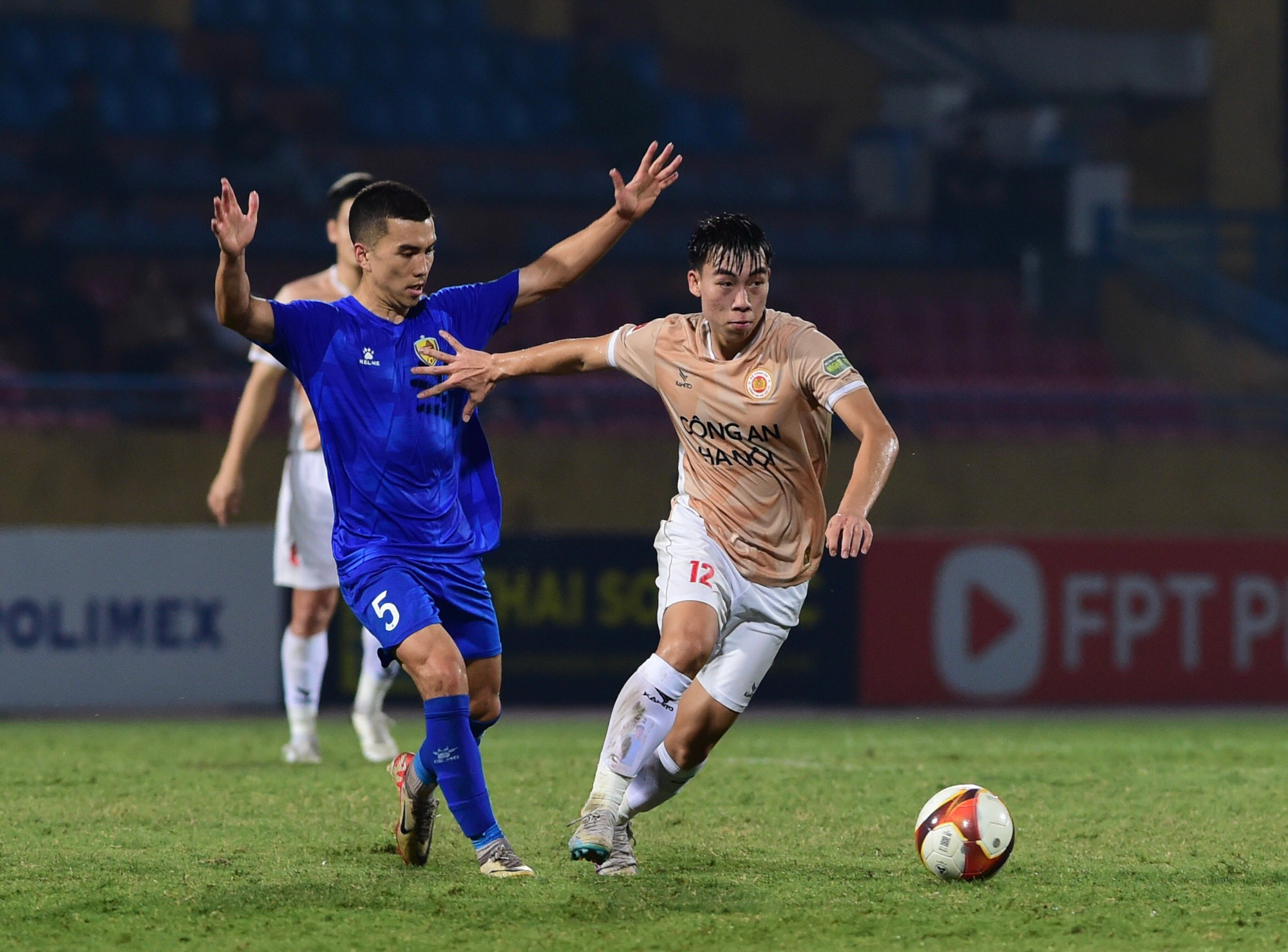 Tân binh của V-League khóa chặt các mũi tấn công của nhà đương kim vô địch.