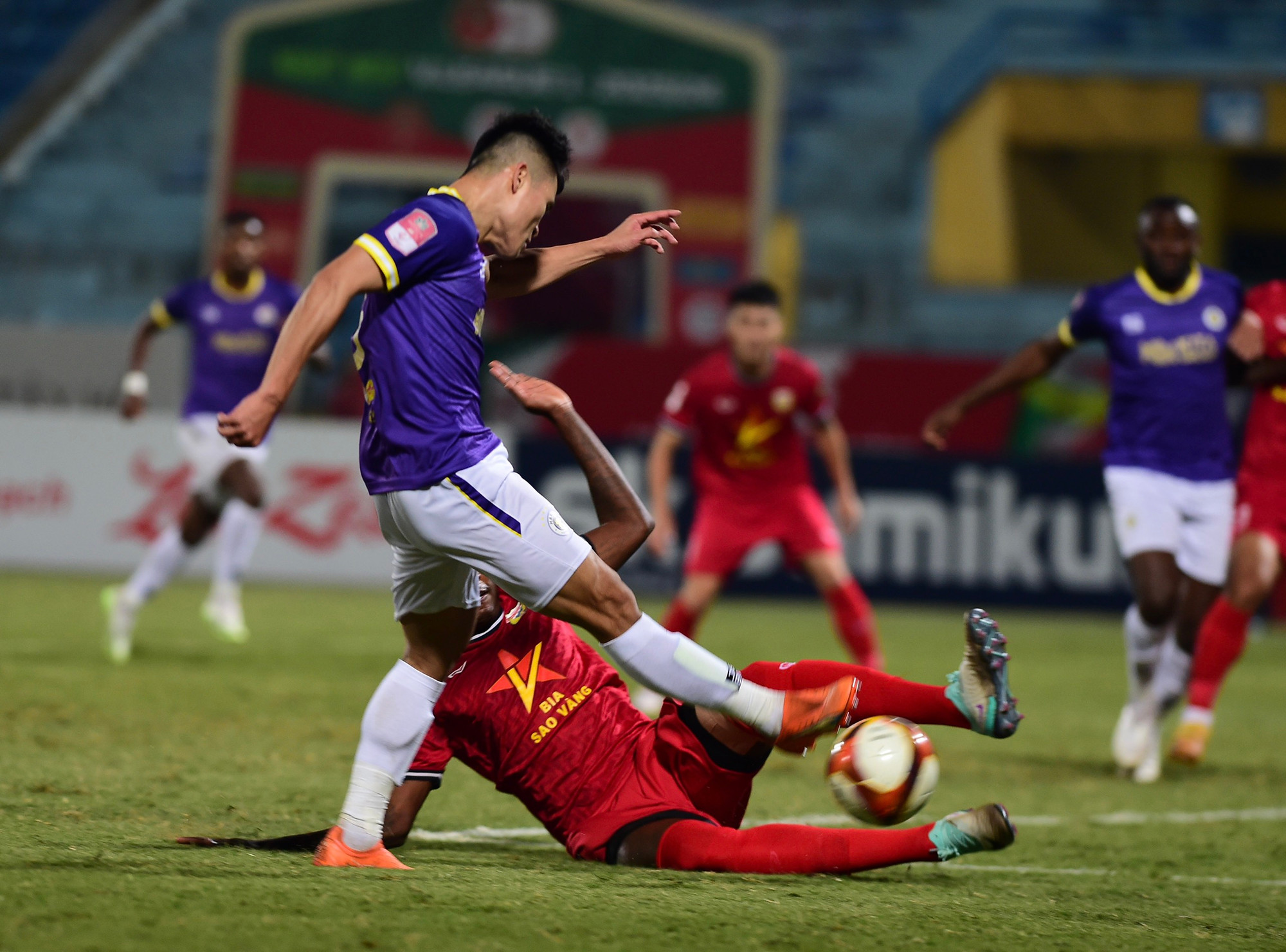 Bị thủng lưới, đoàn quân của HLV Đinh Thế Nam nỗ lực gia tăng sức ép hòng sớm có bàn gỡ hòa. Bị thủng lưới, đoàn quân của HLV Đinh Thế Nam nỗ lực gia tăng sức ép hòng sớm có bàn gỡ hòa.