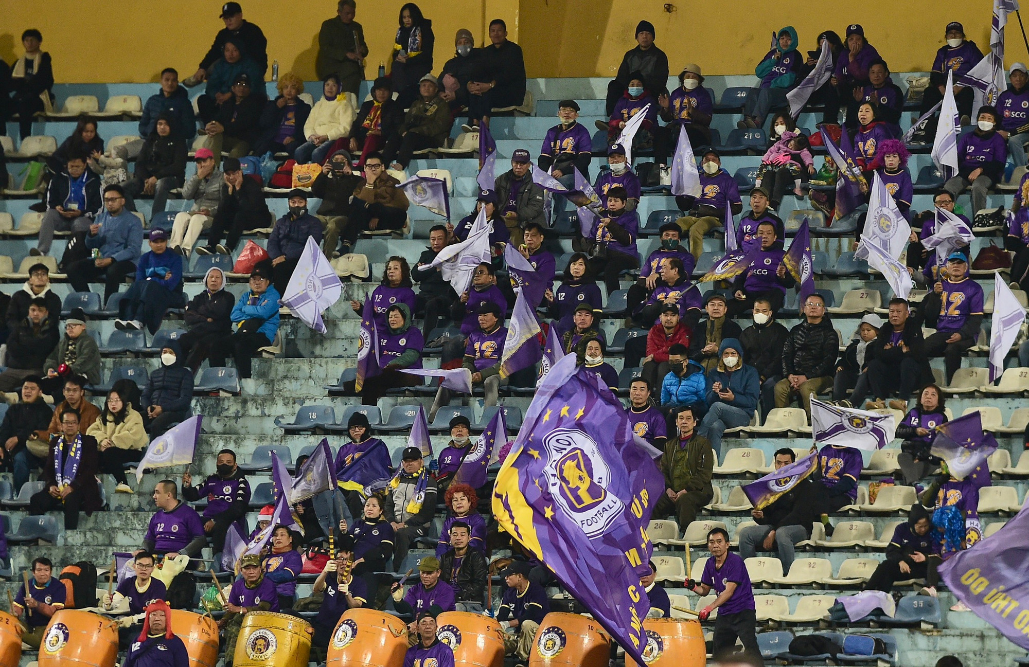 Cổ động viên Hà Nội chịu giá rét đến sân Hàng Đẫy cổ vũ đội nhà. Cổ động viên Hà Nội chịu giá rét đến sân Hàng Đẫy cổ vũ đội nhà.