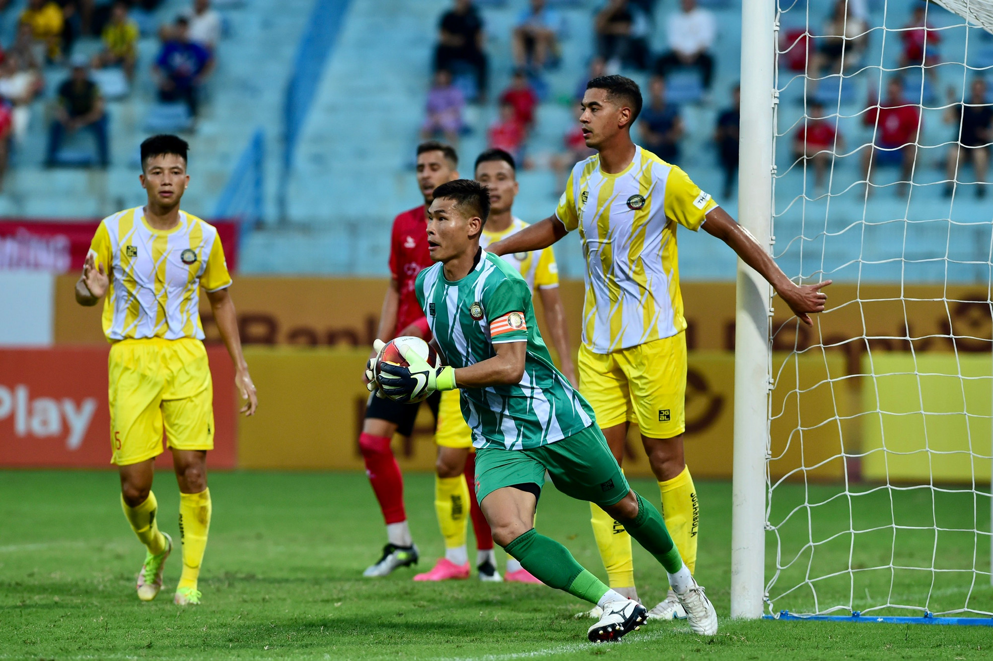 Thủ thành Thanh Diệp của Đông Á Thanh Hóa thi đấu xuất sắc, nhiều lần cứu nguy cho đội bóng áo vàng.