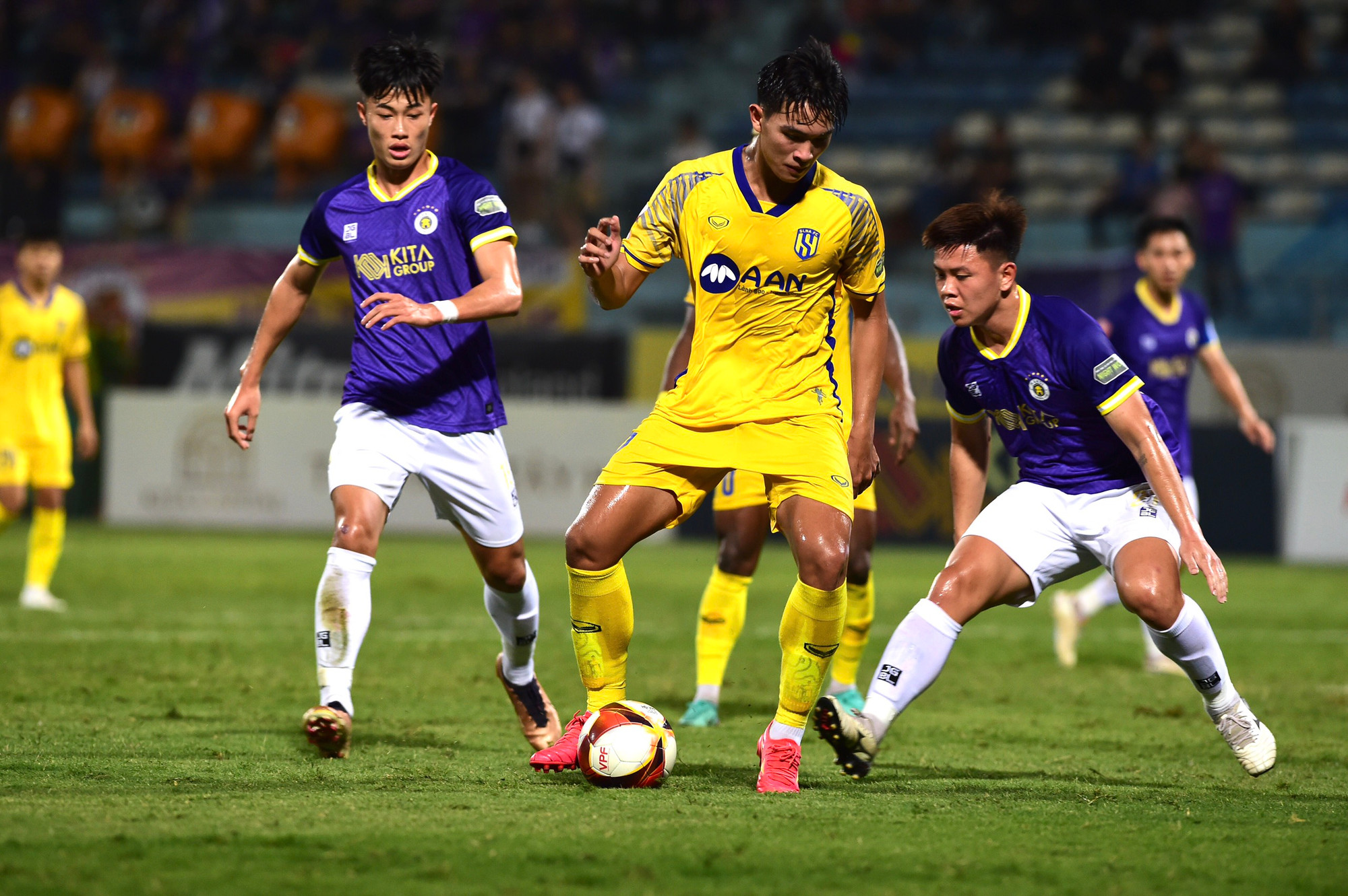 Các cầu thủ Sông Lam Nghệ An tìm kiếm bàn thắng rút ngắn tỷ số.