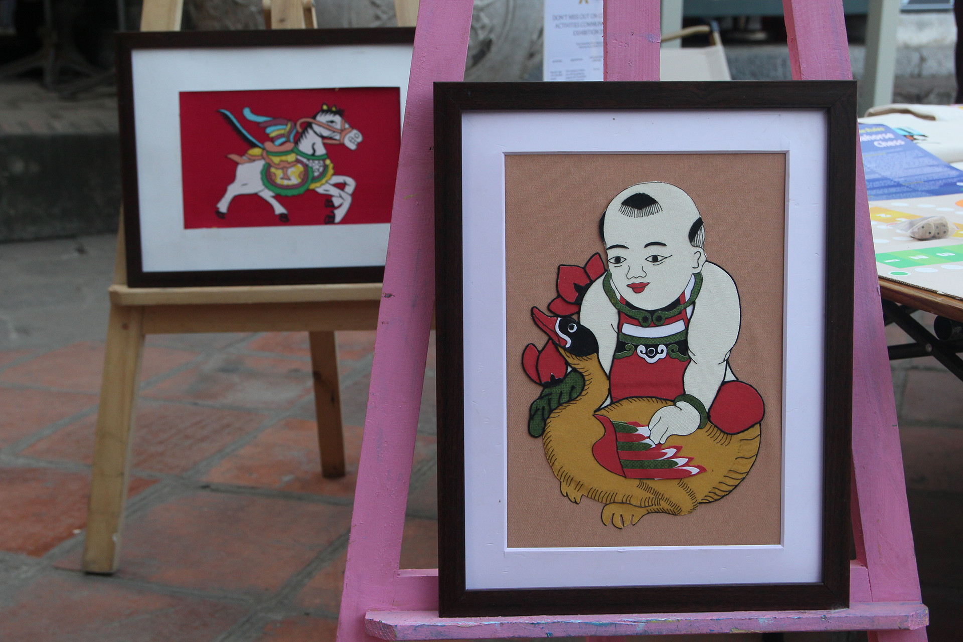 Các bức tranh dân gian được chắp vá từ vải vụn nhưng vẫn mang nhiều chi tiết đặc tả.