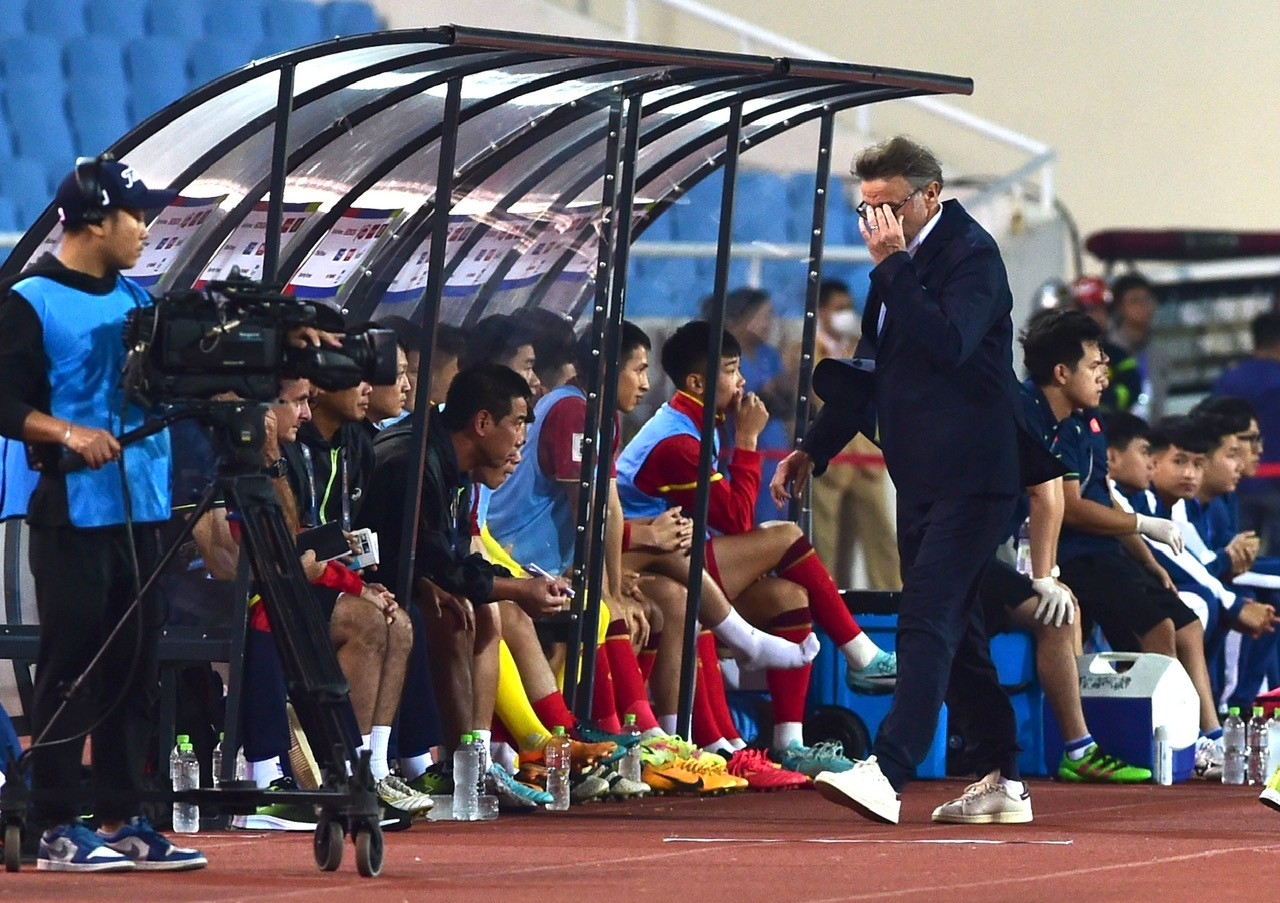 Nỗi buồn của huấn luyện viên Philippe Troussier và các cầu thủ Việt Nam.