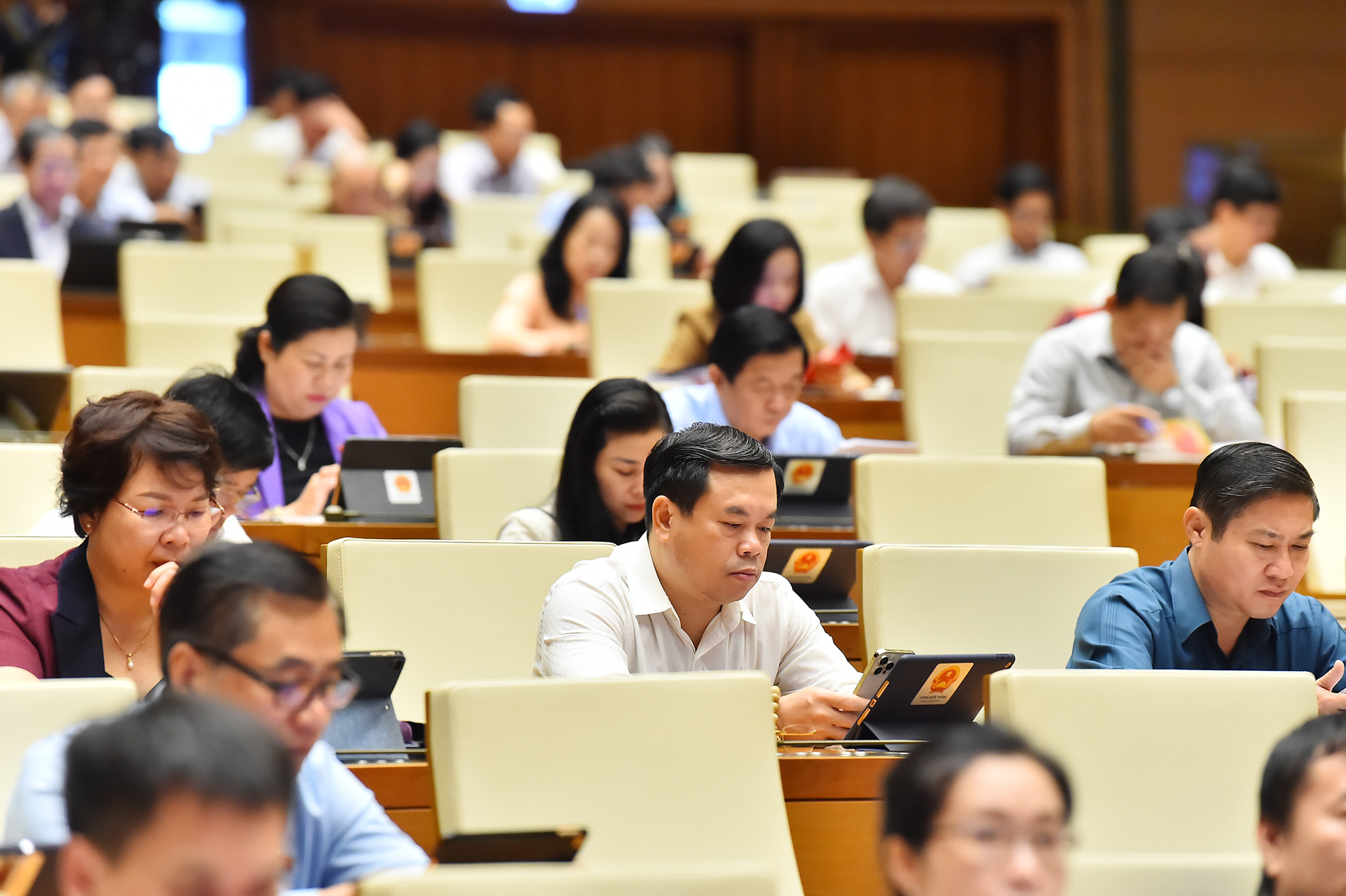 Các đại biểu Quốc hội tham dự phiên thảo luận tại Hội trường Diên Hồng.