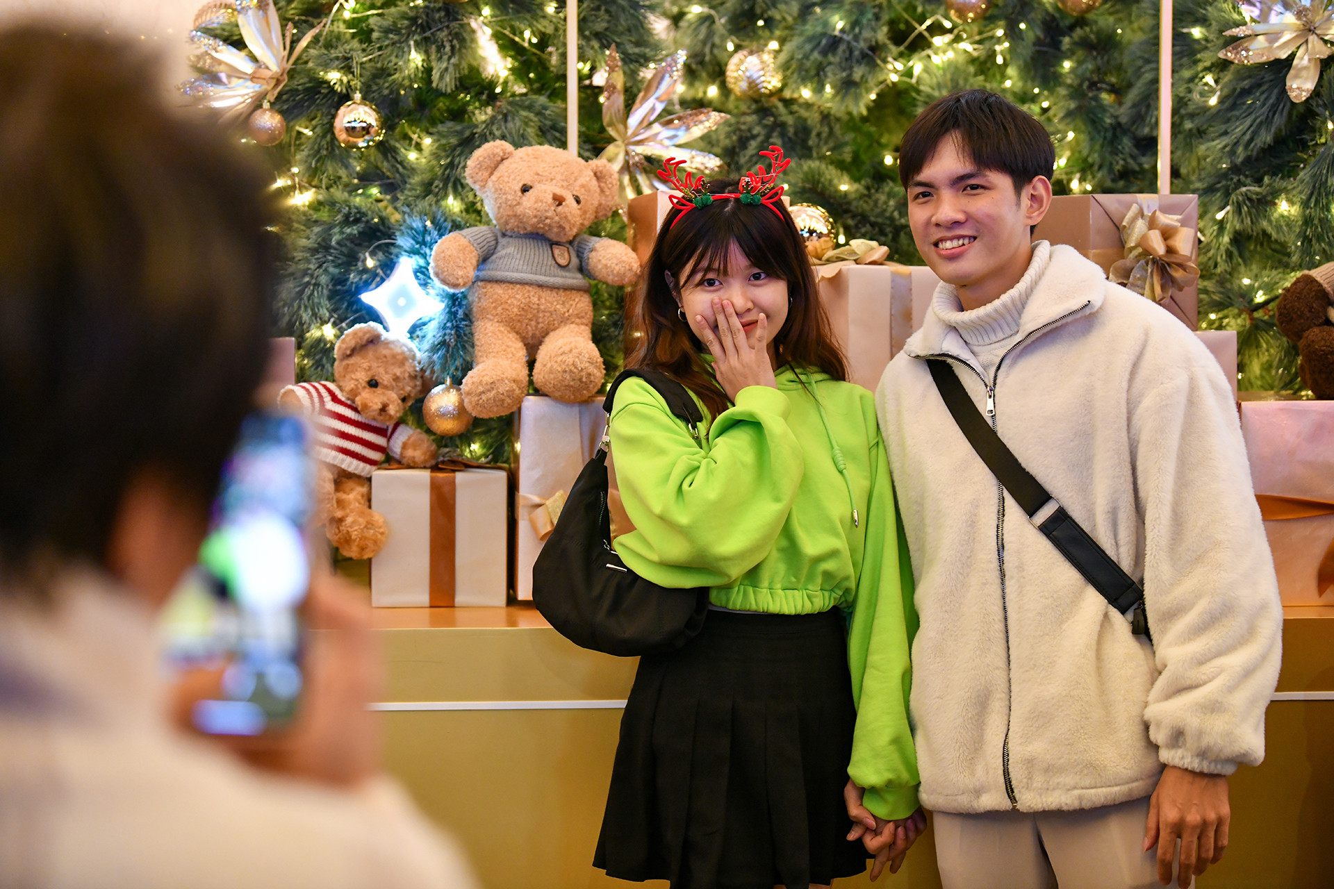 Các cặp đôi trẻ tận hưởng bầu không khí Đêm Giáng sinh.