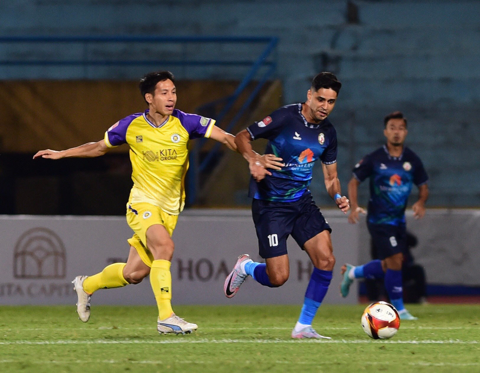 Với lợi thế sân nhà cùng quyết tâm cao, các cầu thủ Hà Nội sớm tổ chức ép sân, đẩy đội hình của đội khách lùi sâu.