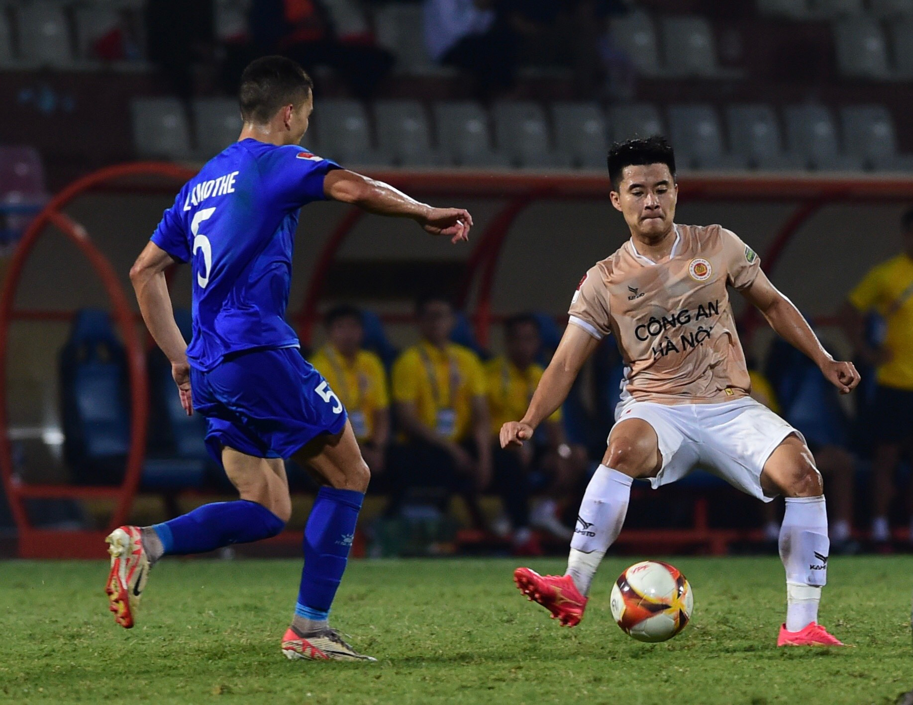 Tranh chấp quyết liệt khu vực trung tuyến.