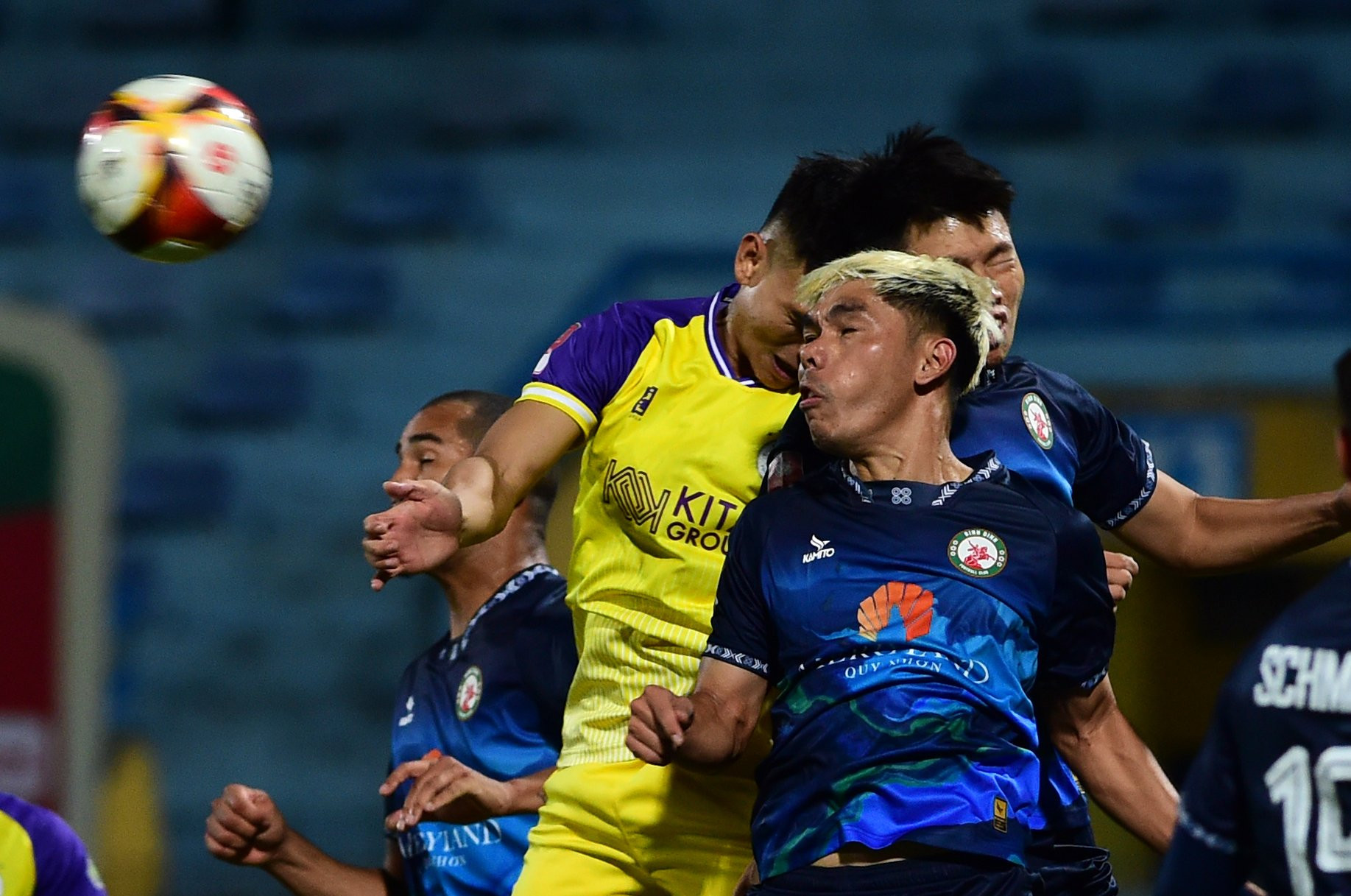 Giao tranh quyết liệt trong tình huống bóng bổng.