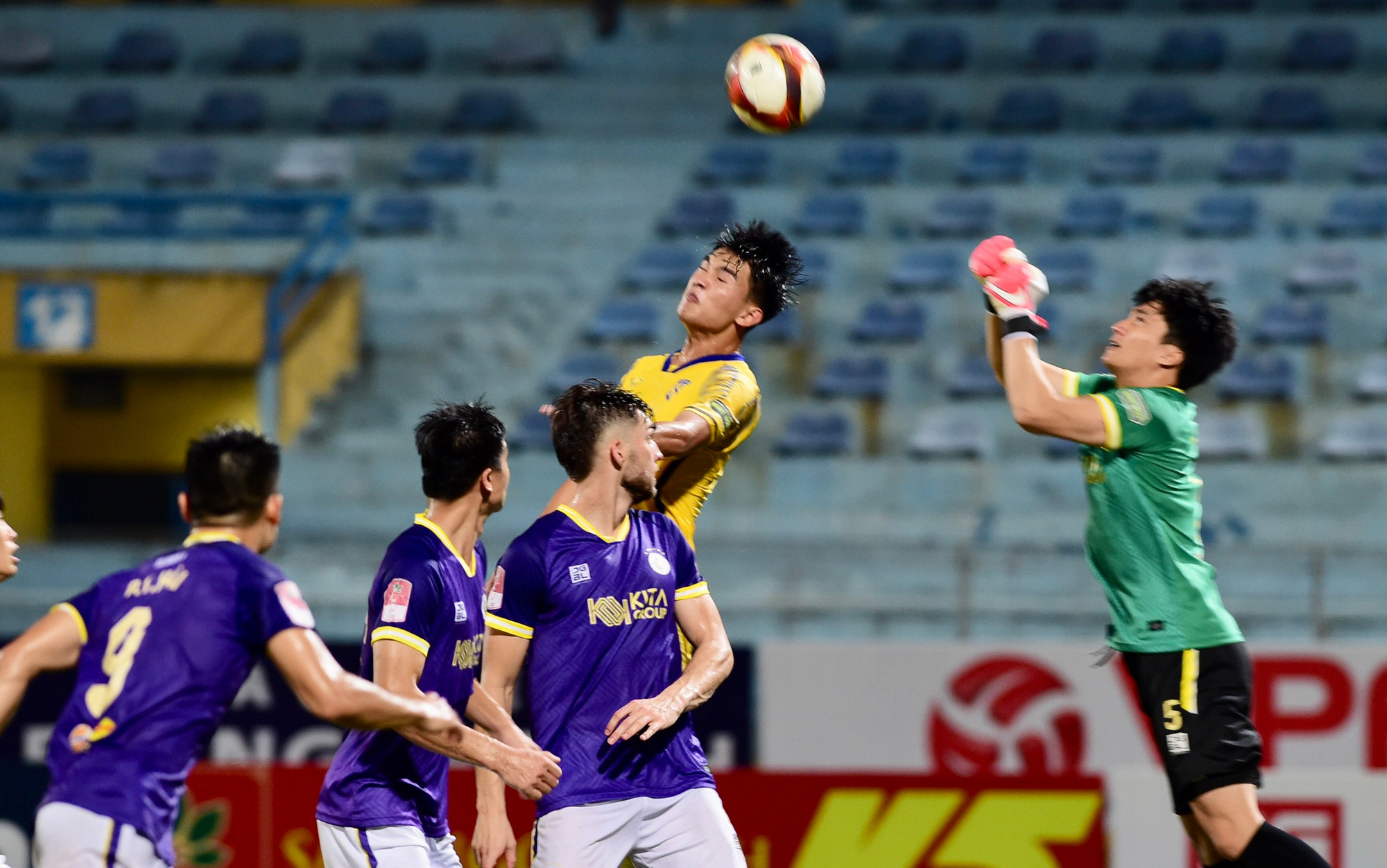 Có rất ít các tình huống nguy hiểm trước thủ môn Văn Hoàng.