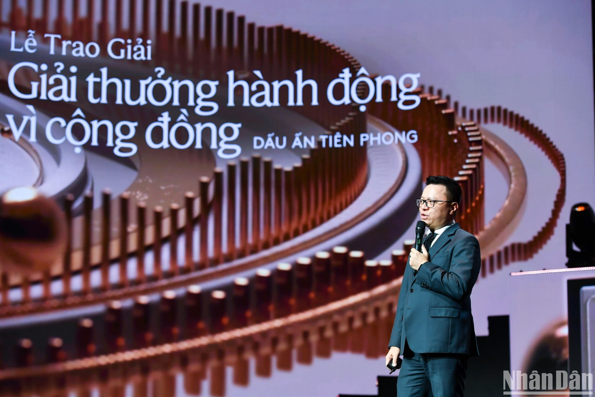 Đồng chí Lê Quốc Minh - Ủy viên Trung ương Đảng, Tổng Biên tập Báo Nhân Dân, Phó Trưởng Ban Tuyên giáo Trung ương, Chủ tịch Hội Nhà báo Việt Nam, Trưởng Ban tổ chức chia sẻ tại đêm Gala.