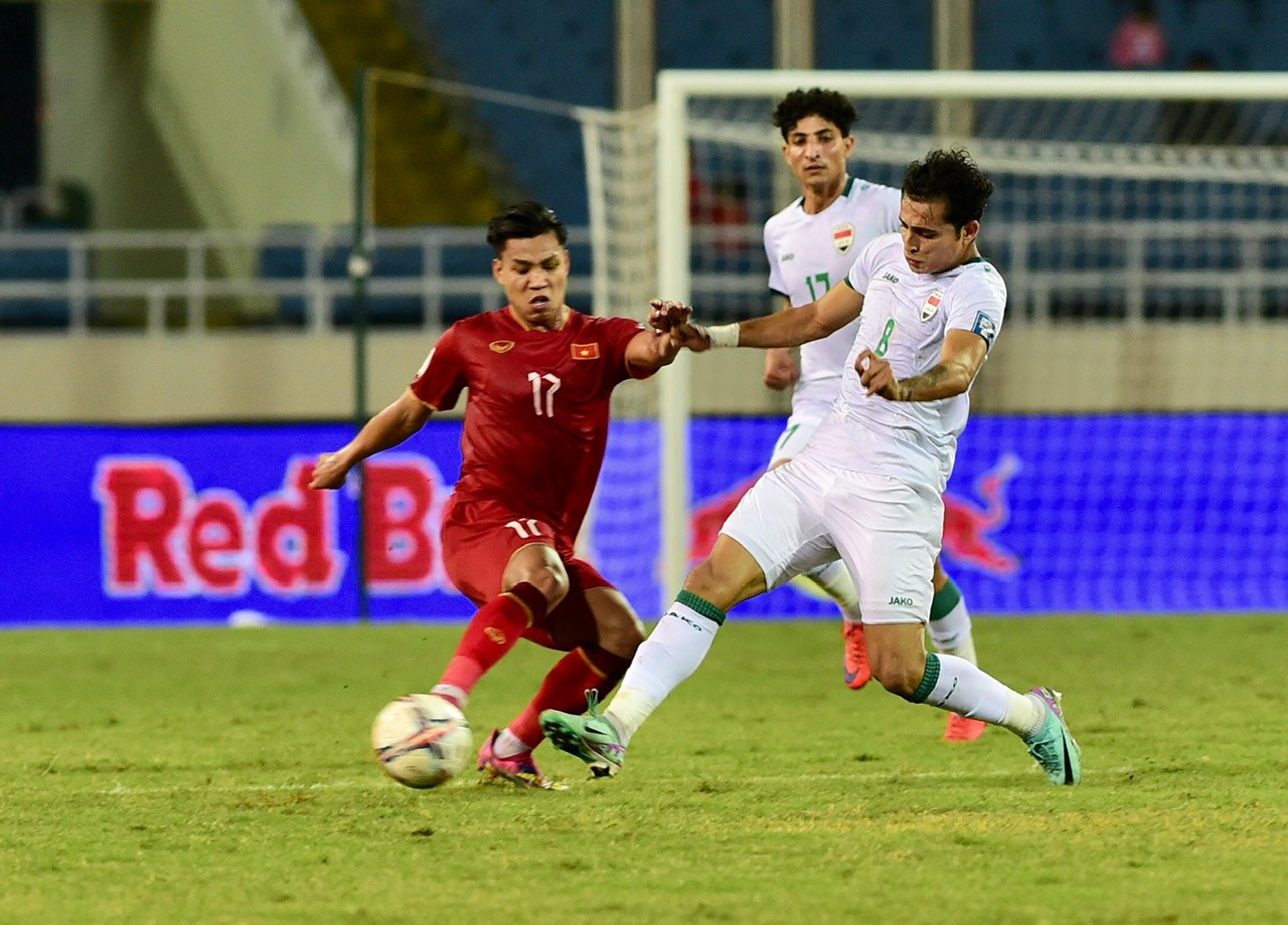 Các cầu thủ Việt Nam gặp vất vả ở khâu phòng ngự.