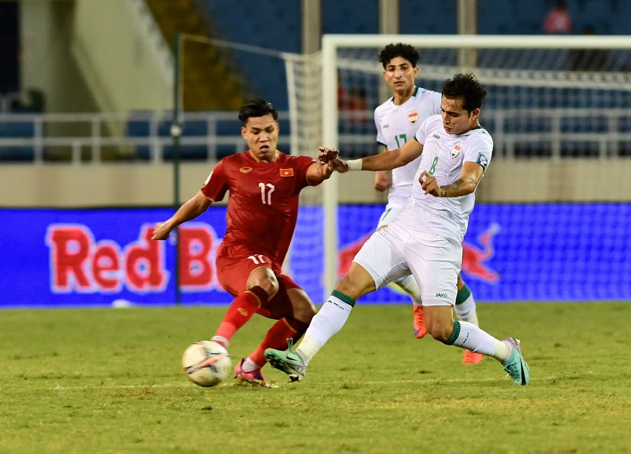 Các cầu thủ Việt Nam gặp vất vả ở khâu phòng ngự.