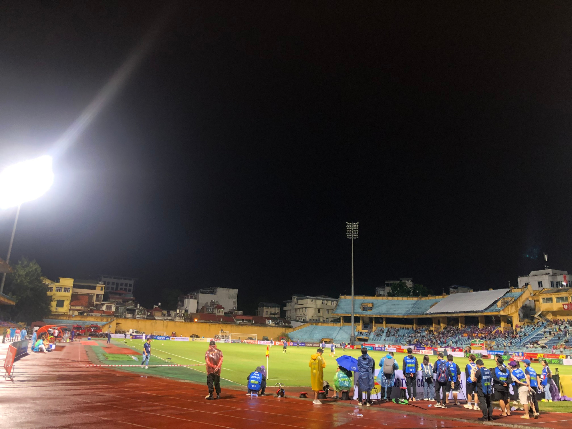 Một dàn đèn ở sân Hàng Đẫy bị sự cố.