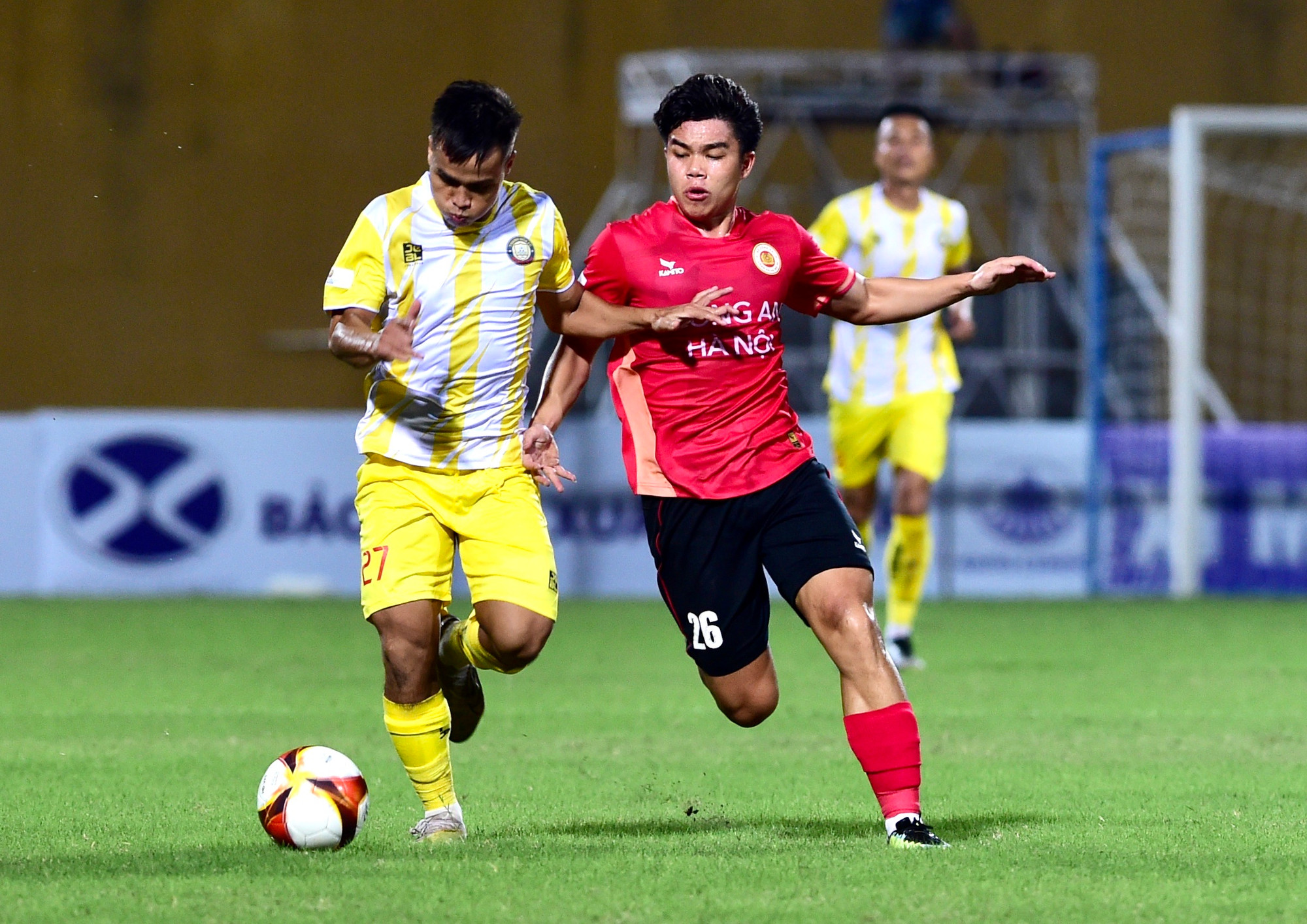 Công an Hà Nội đẩy cao đội hình nhằm tìm kiếm bàn gỡ.