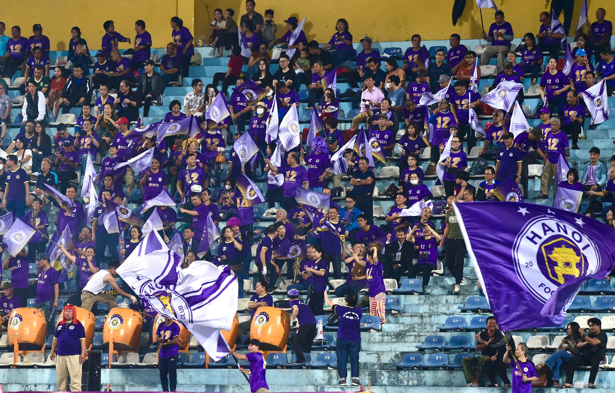 Hội cổ động viên Hà Nội phấn khích với hai bàn thắng sát nhau.