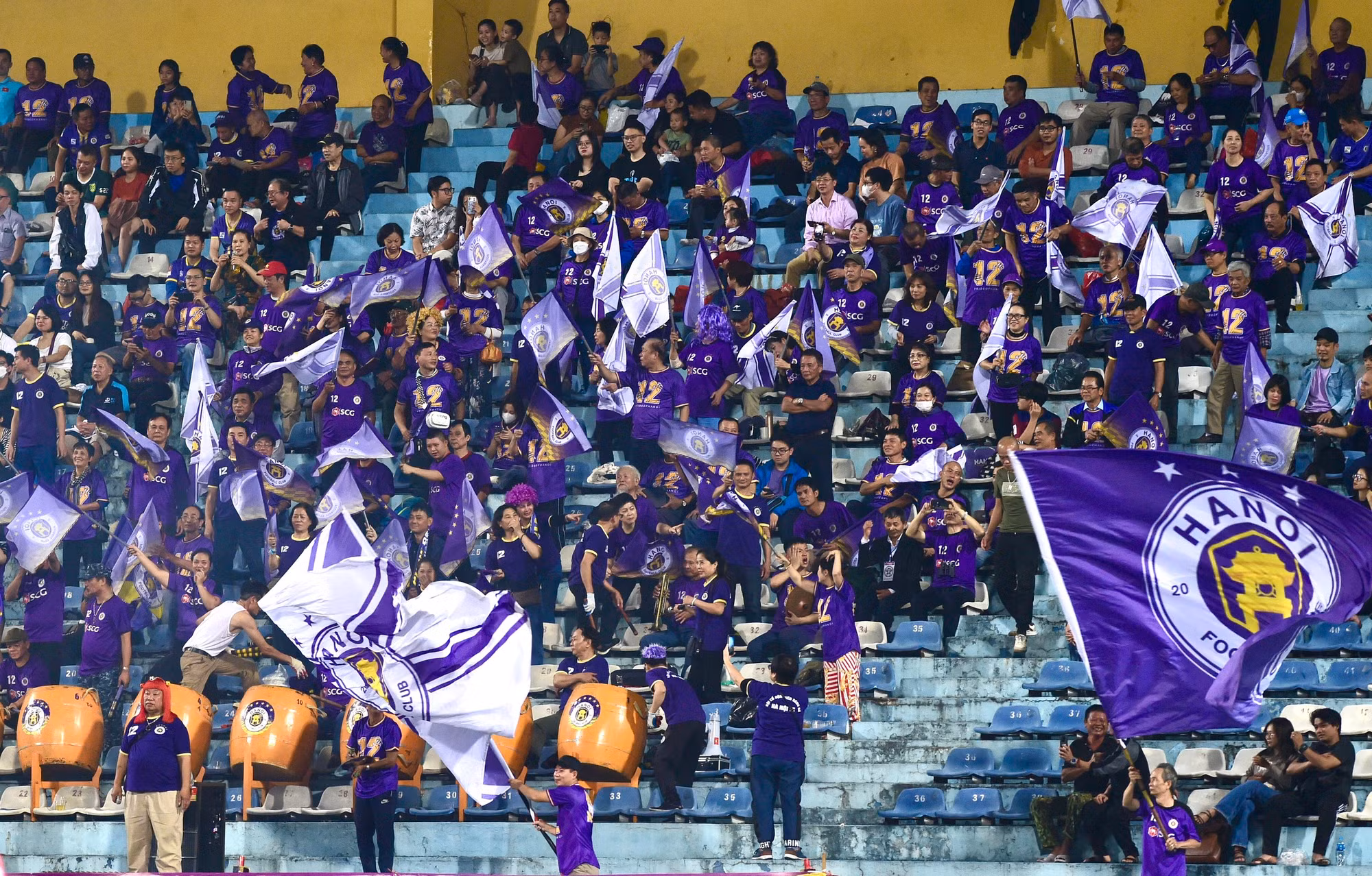 Hội cổ động viên Hà Nội phấn khích với hai bàn thắng sát nhau.