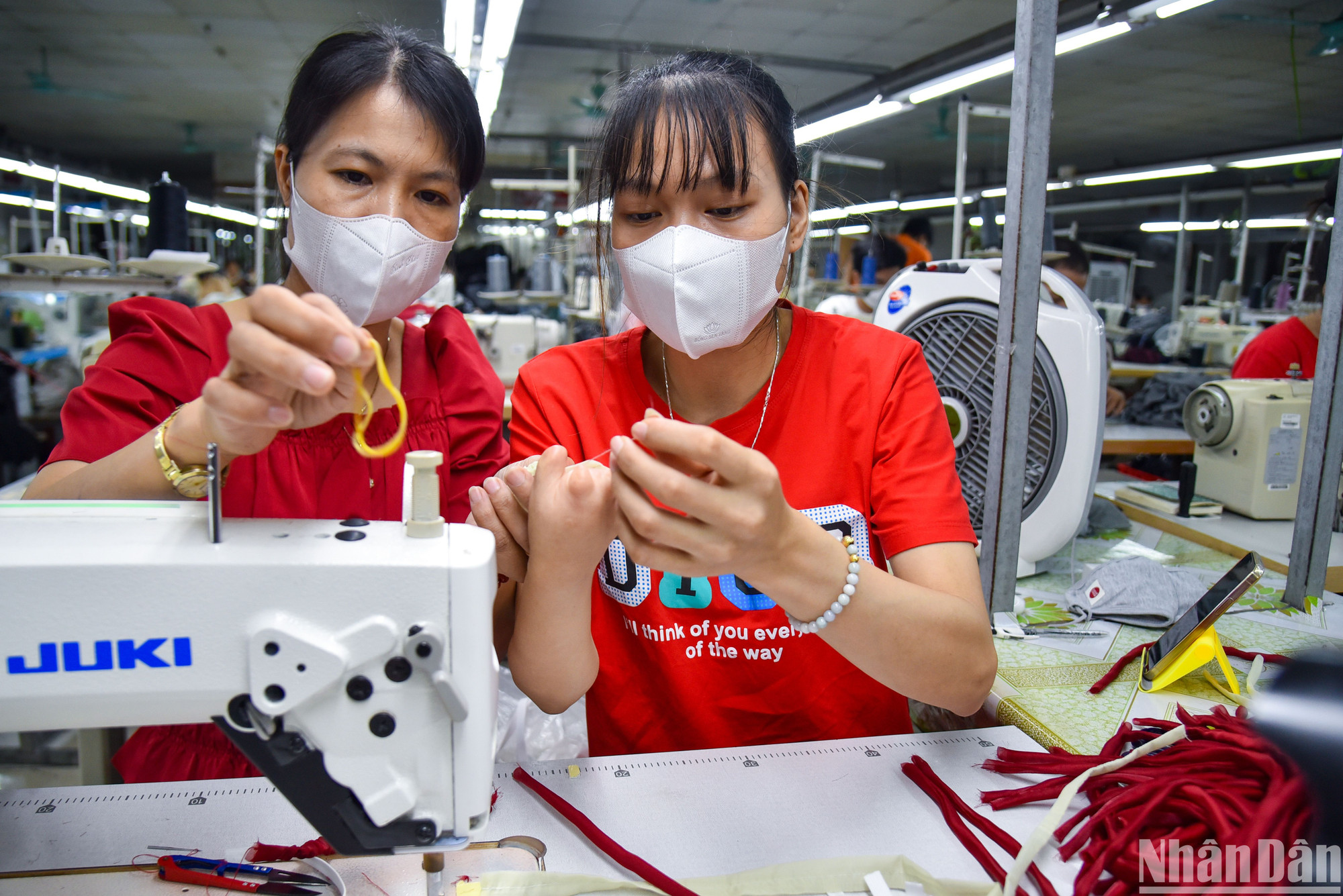 Các bạn được hướng dẫn chi tiết tại xưởng may "Thiên thần".