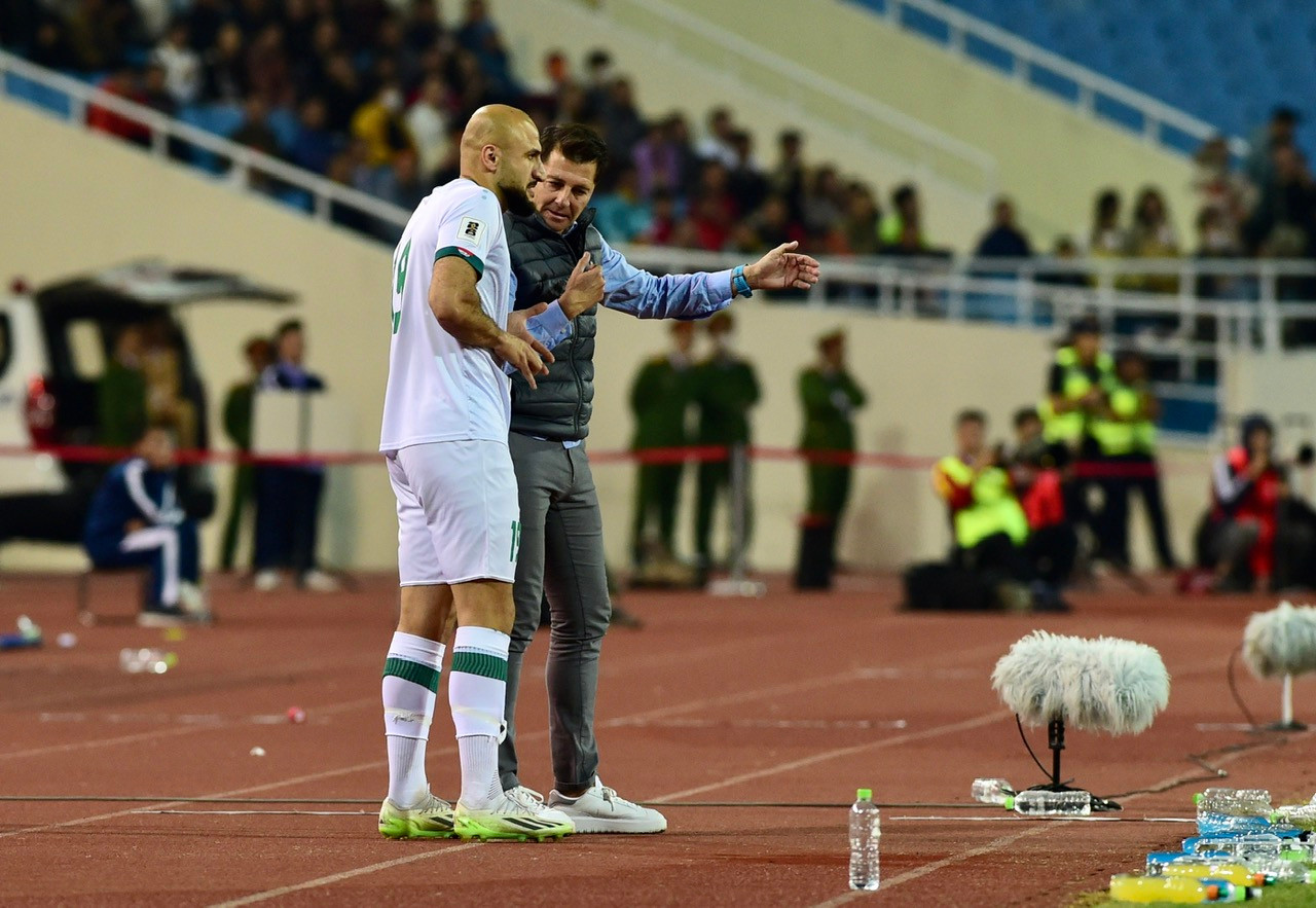 Tưởng chừng như một kết quả hòa, thì huấn luyện viên của đội tuyển Iraq điều chỉnh chiến thuật đem tới bàn thắng ở phút cuối trận đấu.