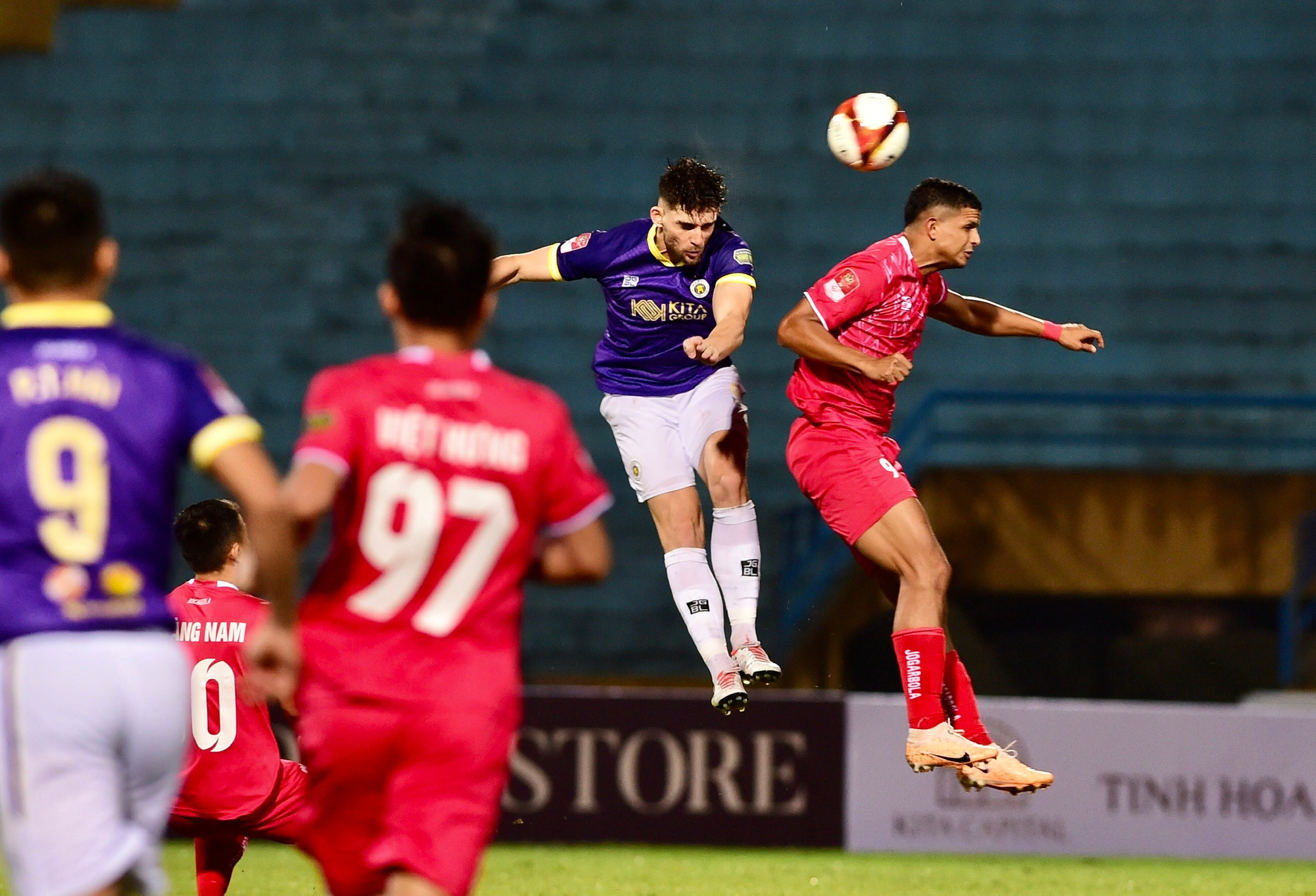 Các ngoại binh của hai đội tranh chấp bóng bổng quyết liệt.