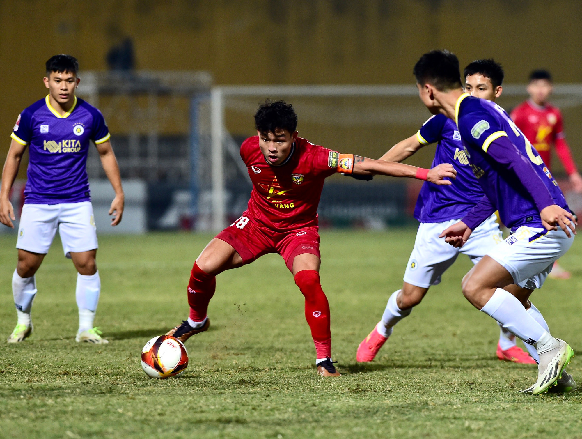 Sang hiệp 2, Hà Nội FC tiếp tục tràn lên phần sân của đội khách trong khi Hà Tĩnh vẫn giữ lối chơi phòng ngự phản công ấn tượng. Sang hiệp 2, Hà Nội FC tiếp tục tràn lên phần sân của đội khách trong khi Hà Tĩnh vẫn giữ lối chơi phòng ngự phản công ấn tượng.