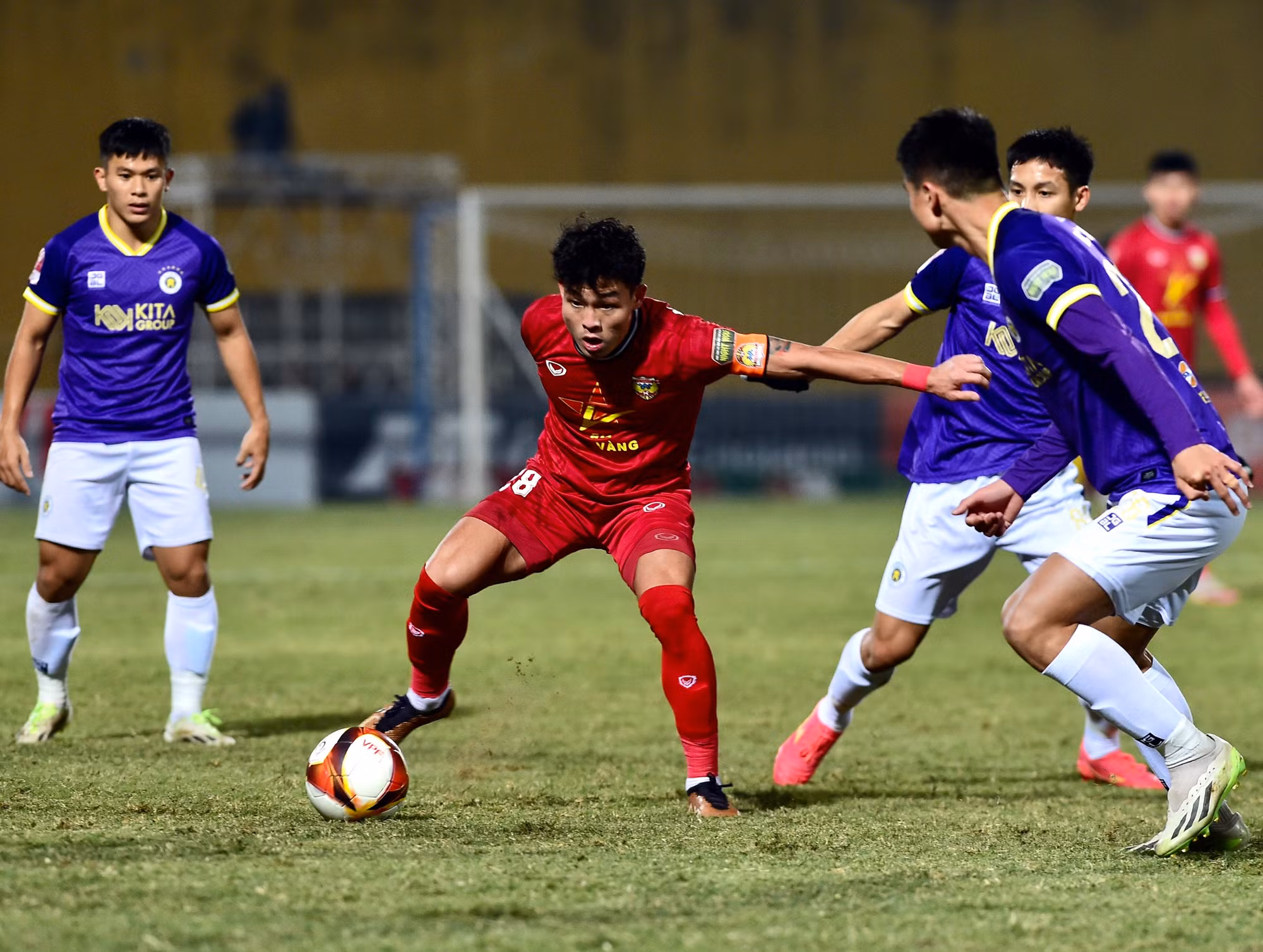 Sang hiệp 2, Hà Nội FC tiếp tục tràn lên phần sân của đội khách trong khi Hà Tĩnh vẫn giữ lối chơi phòng ngự phản công ấn tượng.