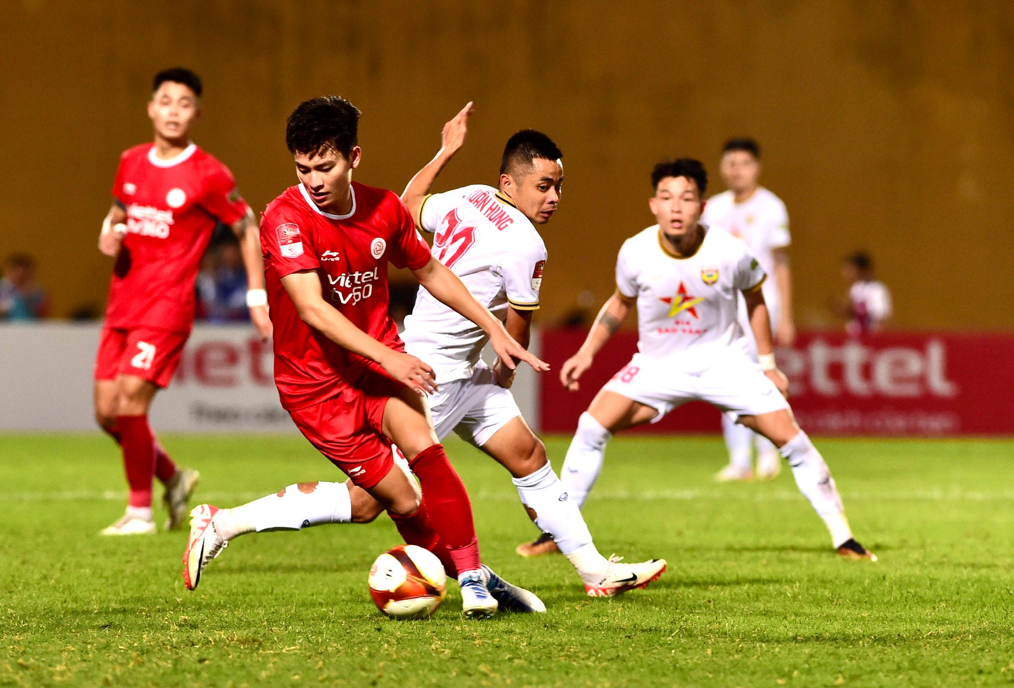 Sang hiệp 2, hai đội tiếp tục giữ tốc độ tấn công nhanh nhằm tìm kiếm bàn mở tỷ số. Sang hiệp 2, hai đội tiếp tục giữ tốc độ tấn công nhanh nhằm tìm kiếm bàn mở tỷ số.