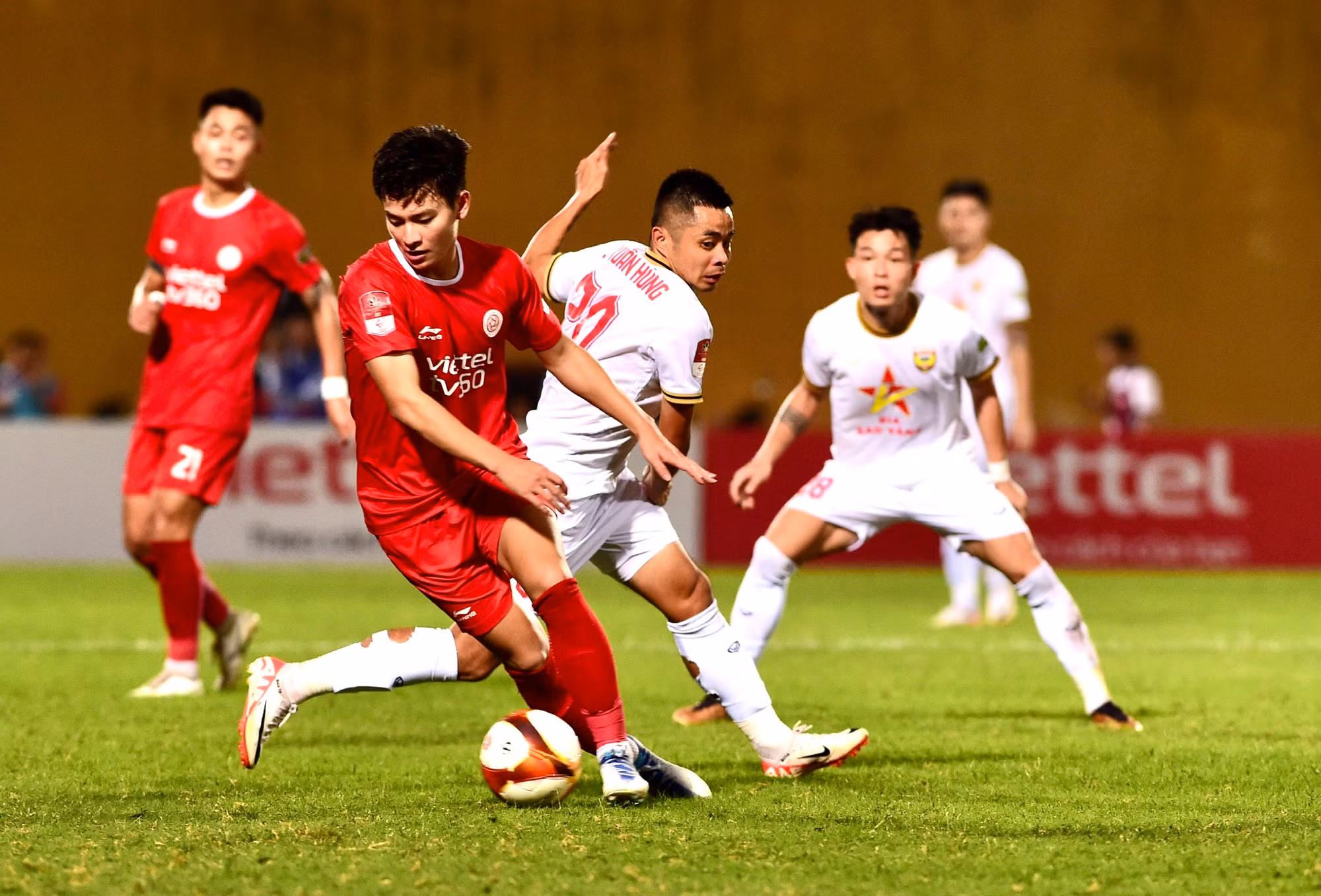 Sang hiệp 2, hai đội tiếp tục giữ tốc độ tấn công nhanh nhằm tìm kiếm bàn mở tỷ số.