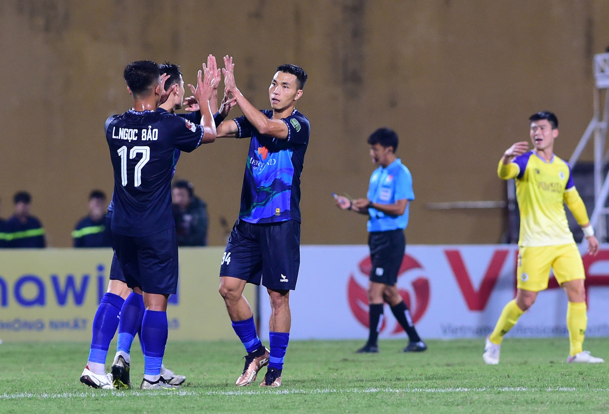 Phút 61, bất ngờ xảy ra khi Bình Định là đội mở tỷ số dù bị chơi ép sân. Xuất phát từ tình huống Xuân Mạnh của Hà Nội chuyền về đầy bất cẩn tạo cơ hội để tiền đạo Alan dứt điểm từ ngoài vòng cấm khiến Tấn Trường không thể cản phá. Đây cũng là tỷ số ấn định chiến thắng của Bình Định.