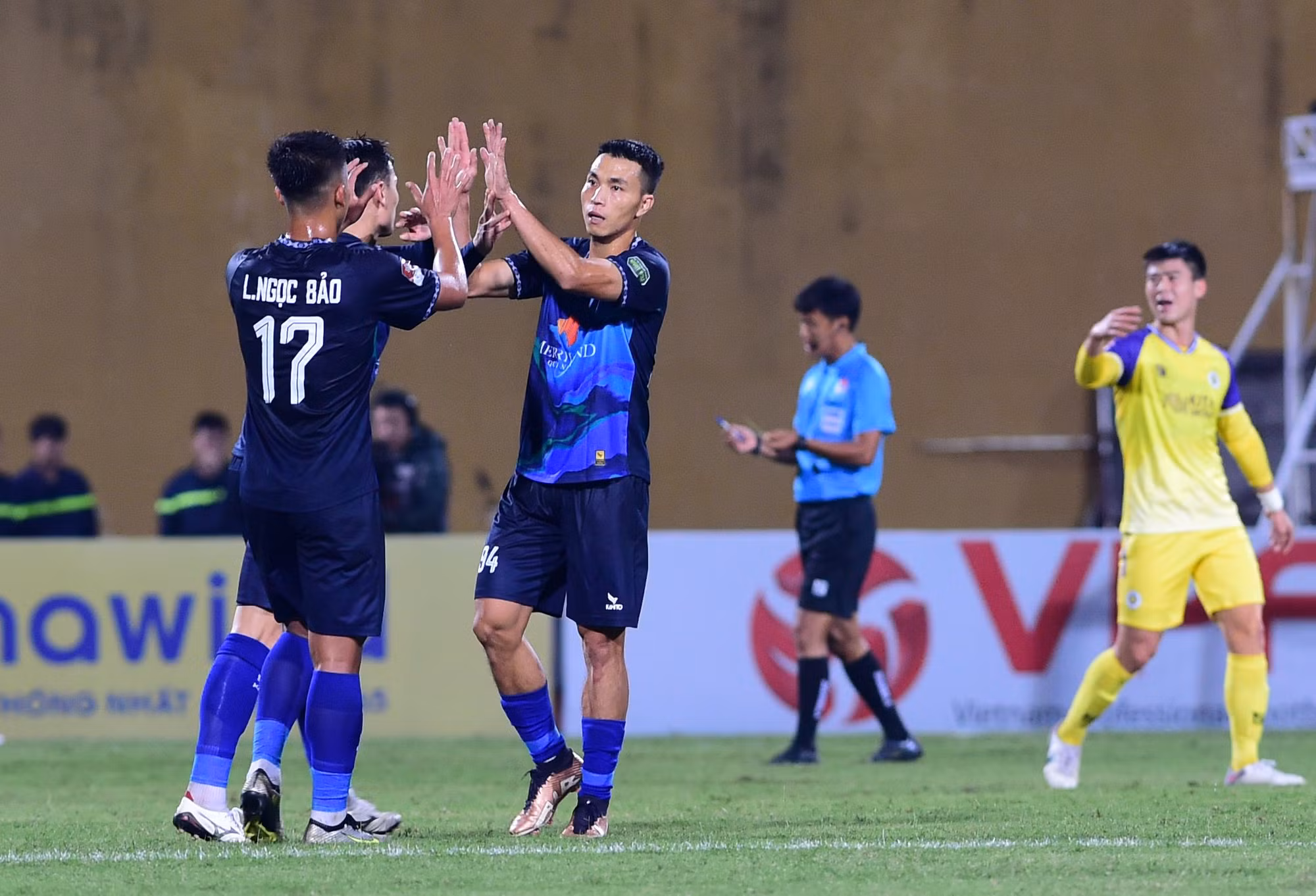 Phút 61, bất ngờ xảy ra khi Bình Định là đội mở tỷ số dù bị chơi ép sân. Xuất phát từ tình huống Xuân Mạnh của Hà Nội chuyền về đầy bất cẩn tạo cơ hội để tiền đạo Alan dứt điểm từ ngoài vòng cấm khiến Tấn Trường không thể cản phá. Đây cũng là tỷ số ấn định chiến thắng của Bình Định.