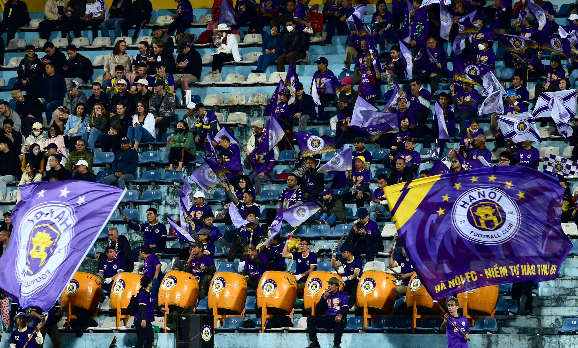 Hội cổ động viên Hà Nội tràn ngập khí thế trên sân vận động Hàng Đẫy.