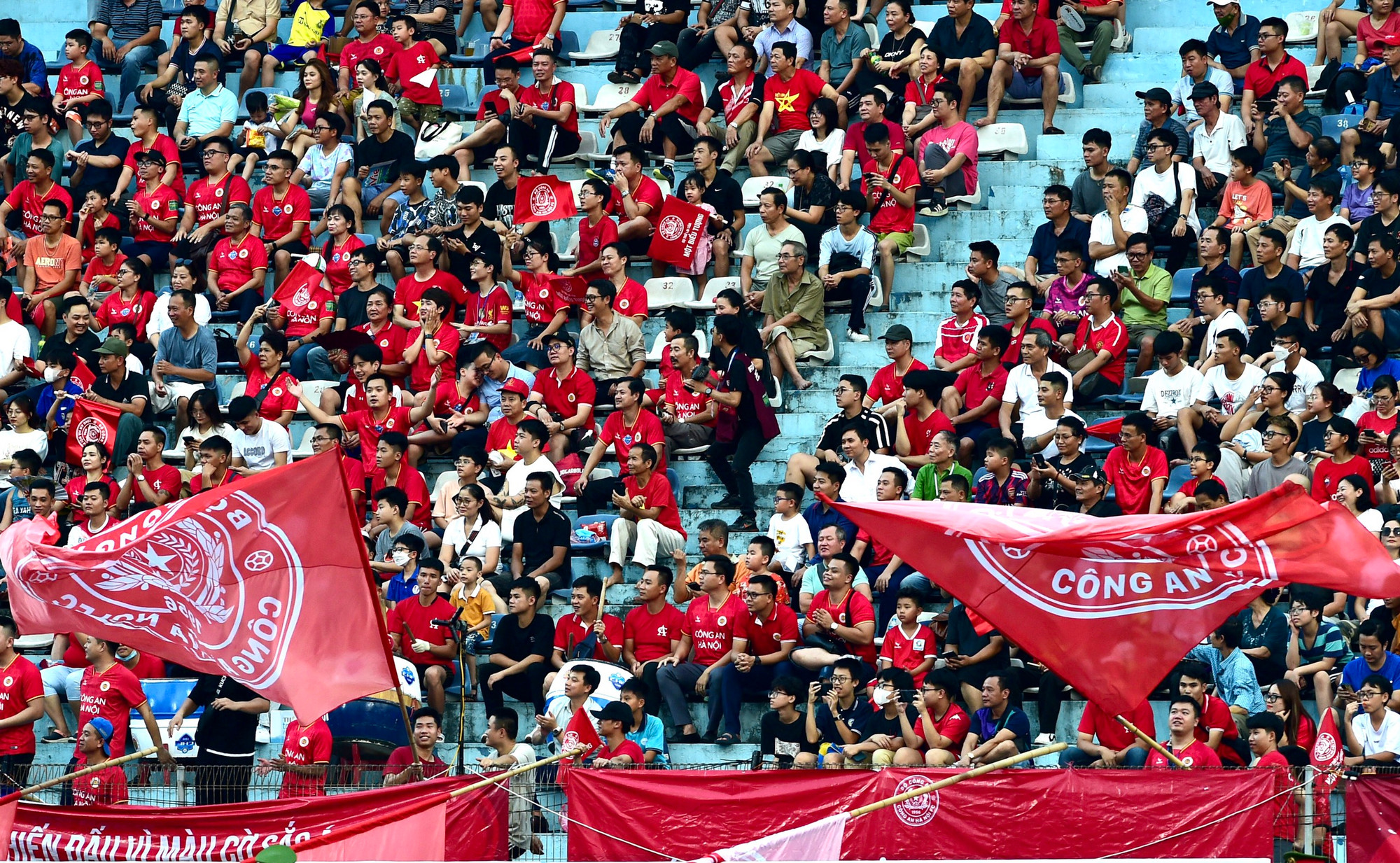 Người hâm mộ Công an Hà Nội tới rất đông tại sân vận động Hàng Đẫy (TP Hà Nội).