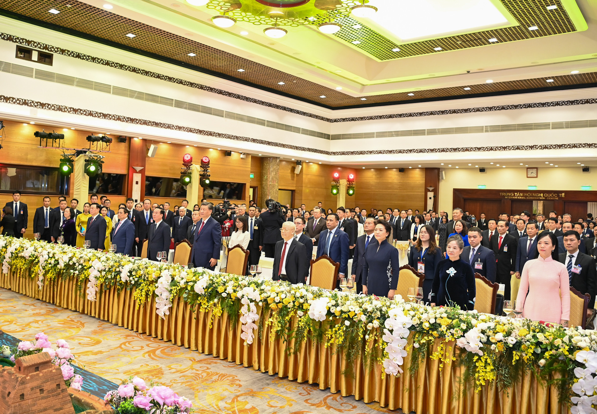 Tổng Bí thư Nguyễn Phú Trọng và Phu nhân, Chủ tịch nước Võ Văn Thưởng và Phu nhân, Tổng Bí thư, Chủ tịch Trung Quốc Tập Cận Bình và Phu nhân cùng đại biểu hai nước thực hiện nghi lễ chào cờ. (Ảnh: DUY LINH)