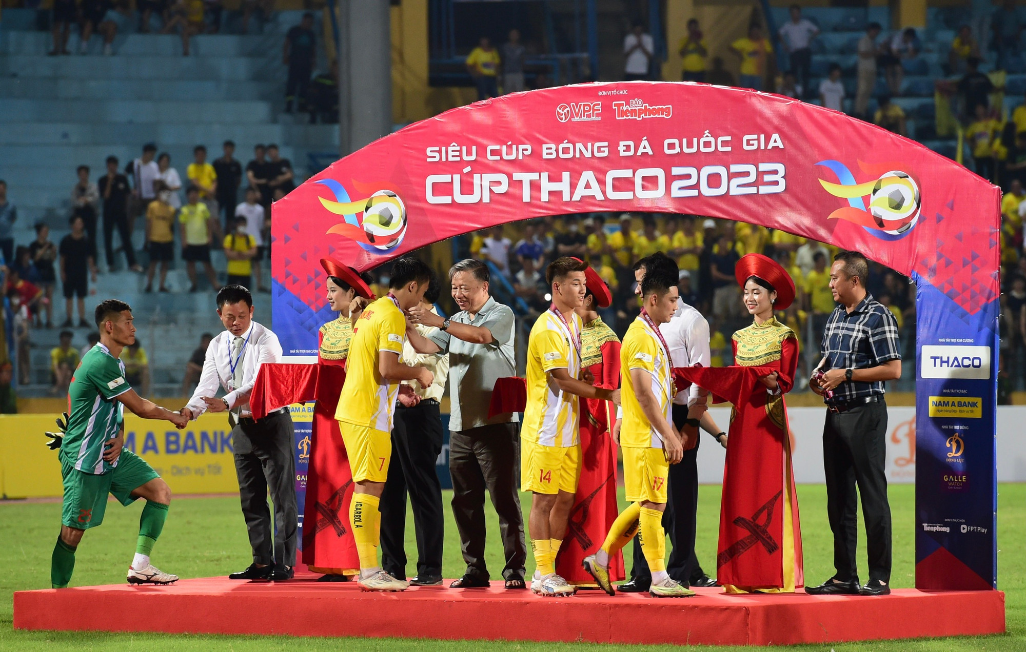 Ban Tổ chức trao huy chương cho các cầu thủ đội Đông Á Thanh Hoá.