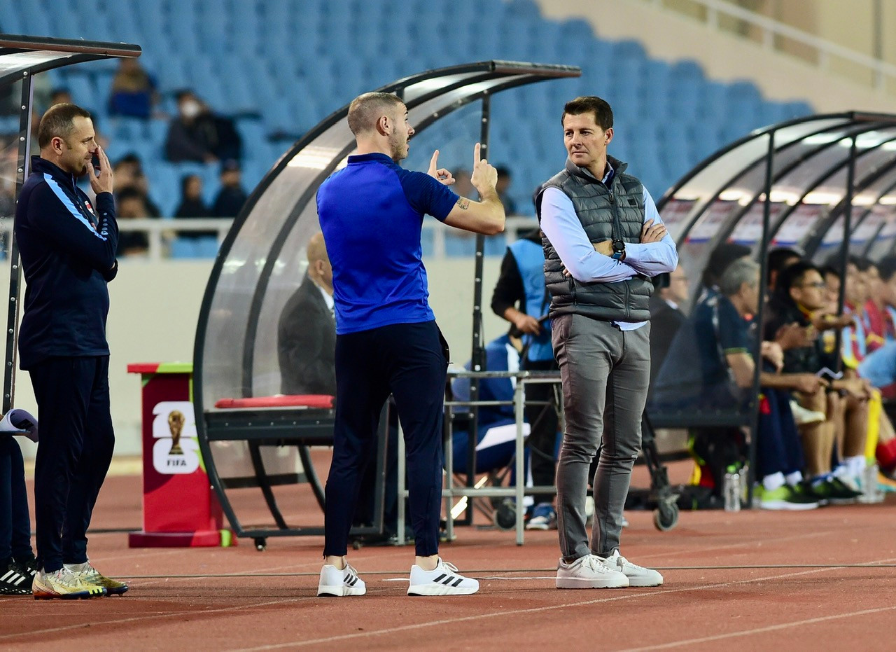 Ban huấn luyện của đội tuyển Iraq liên tục đưa ra chỉ đạo.