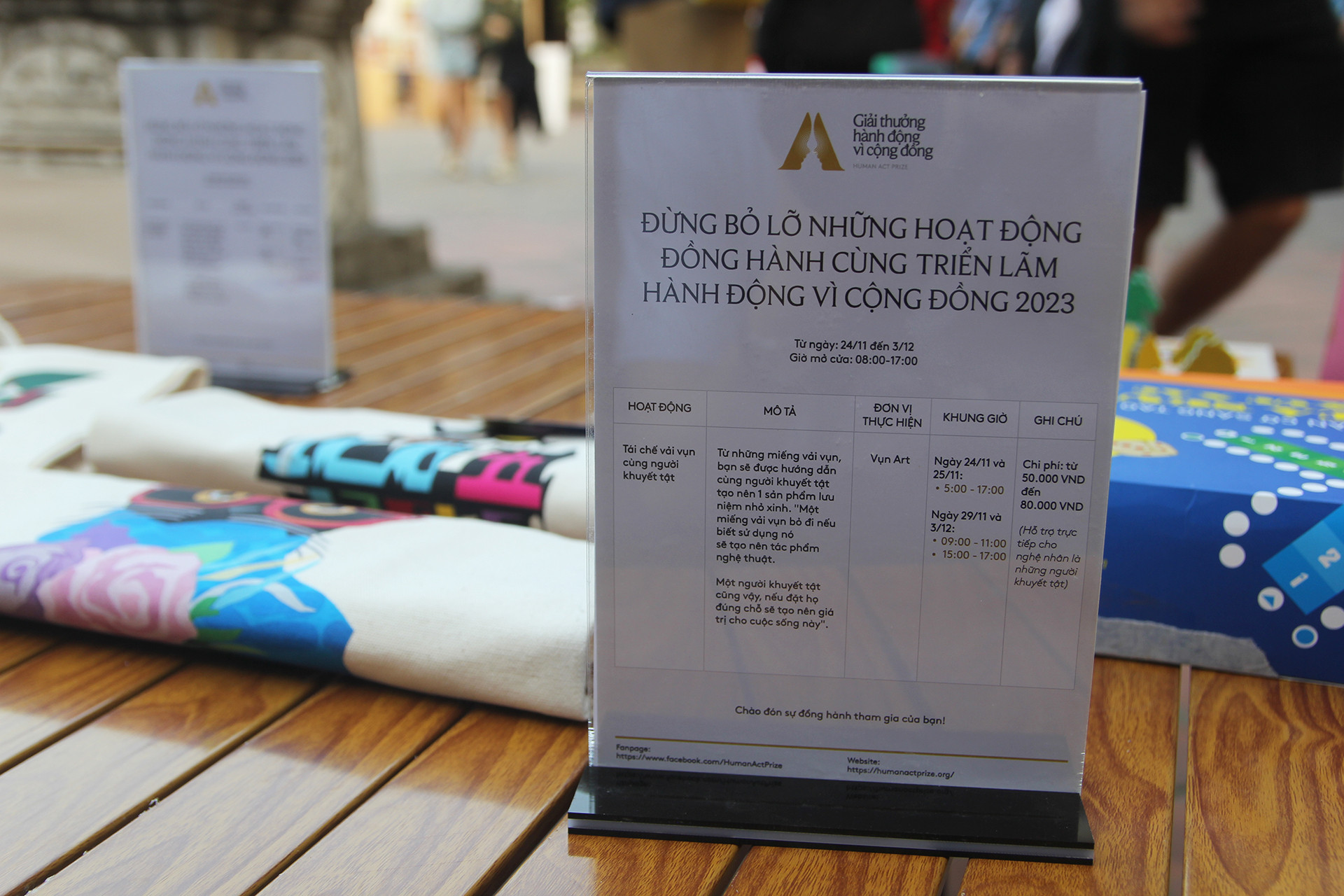 Từ những miếng vải vụn, người tham gia sẽ được hướng dẫn cùng người khuyết tật tạo nên 1 sản phẩm lưu niệm nhỏ xinh.