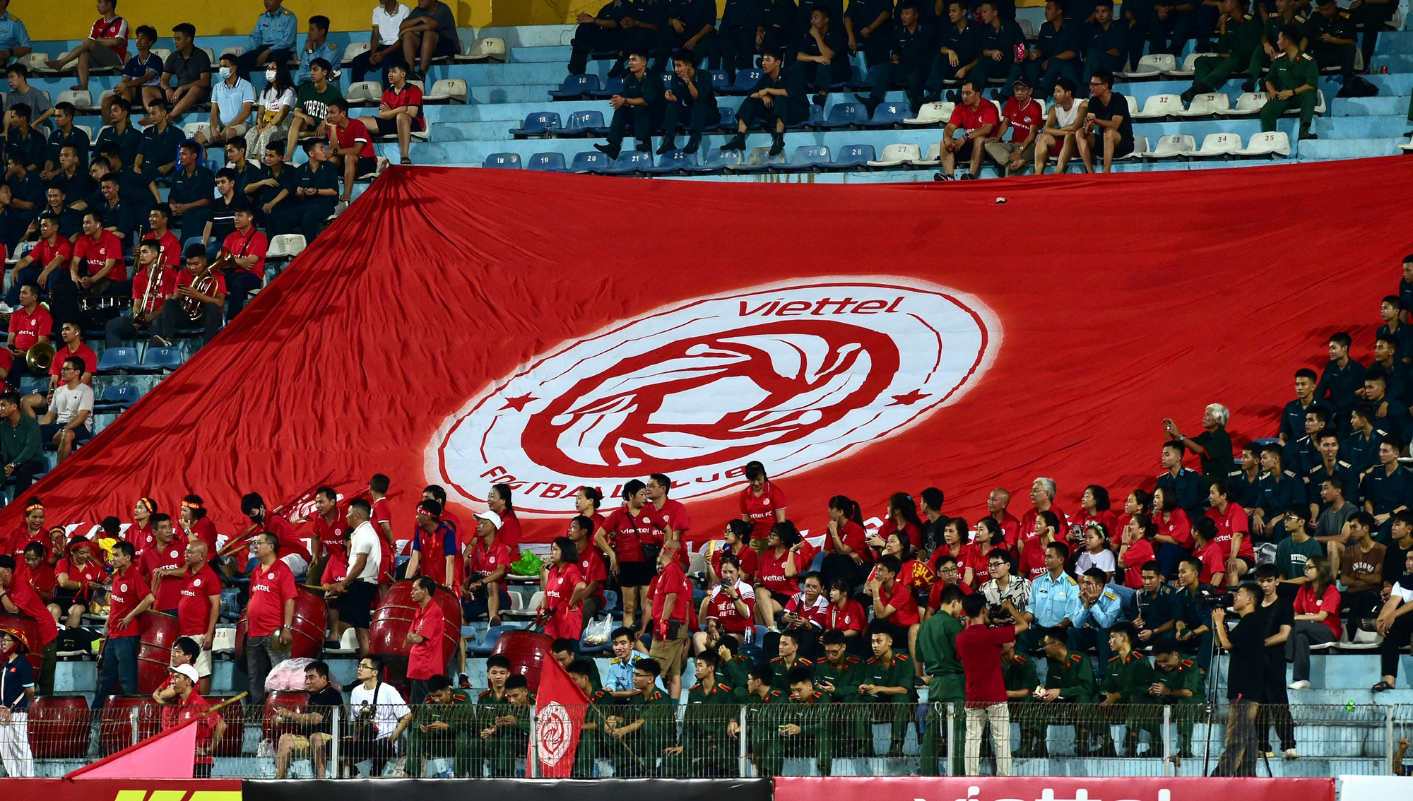 Các cổ động viên Viettel tới sân nhà Hàng Đẫy với lá cờ khổ lớn. Các cổ động viên Viettel tới sân nhà Hàng Đẫy với lá cờ khổ lớn.
