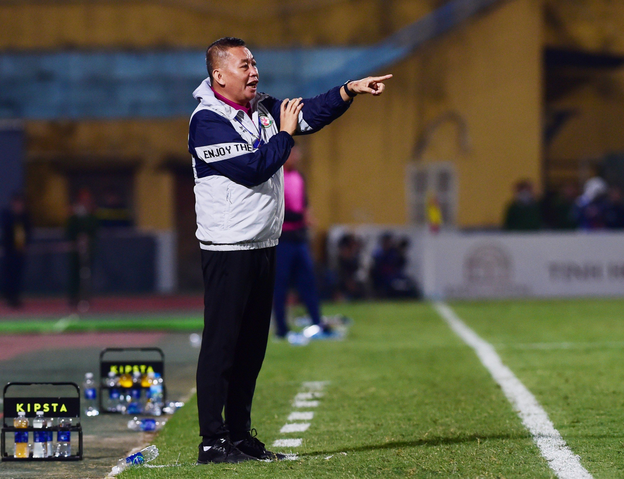 Huấn luyện viên Bùi Đoàn Quang Huy của Bình Định chỉ đạo các cầu thủ.