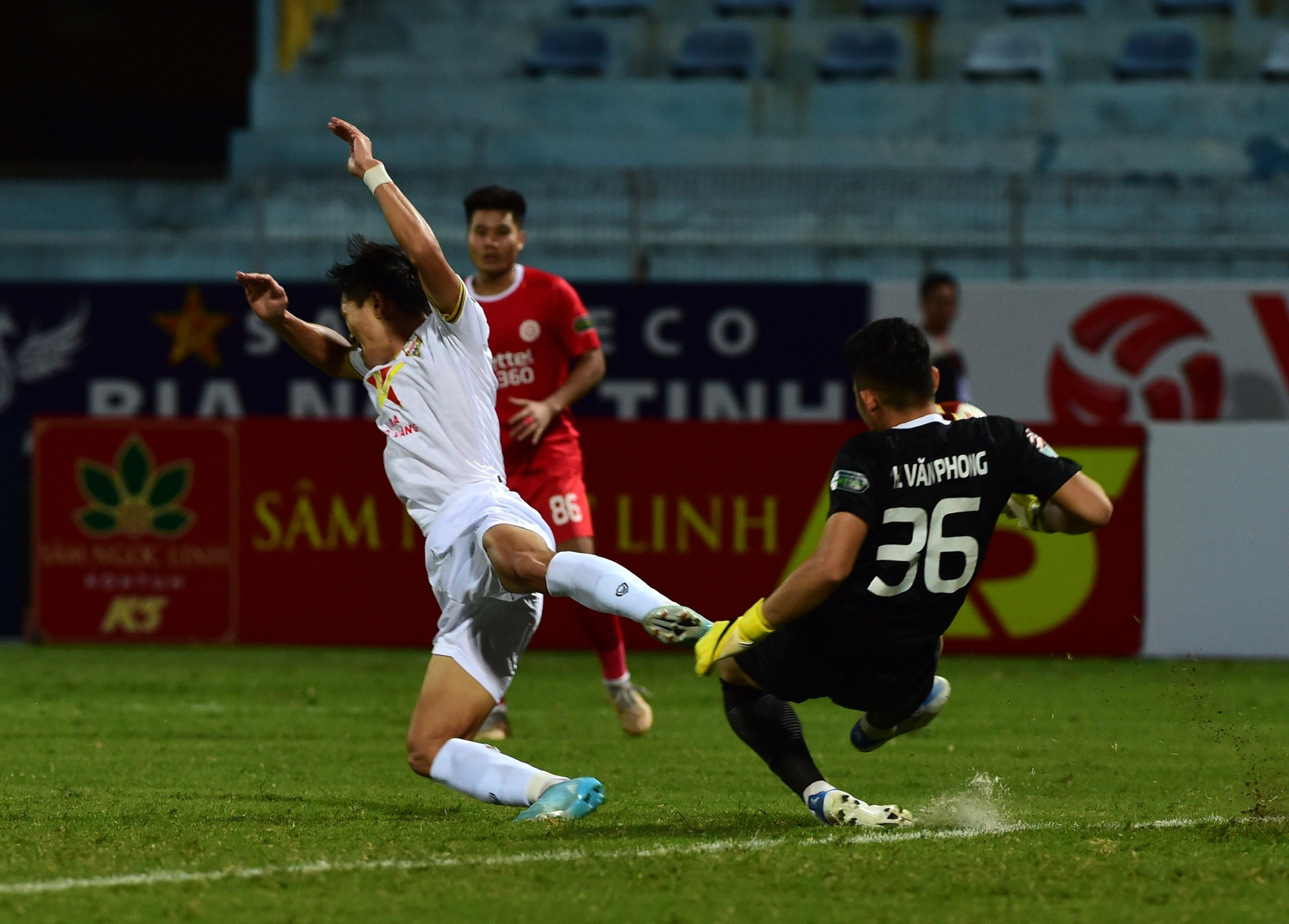Thủ môn Văn Phong của Viettel hoạt động hiệu quả trong trận đấu này. Thủ môn Văn Phong của Viettel hoạt động hiệu quả trong trận đấu này.