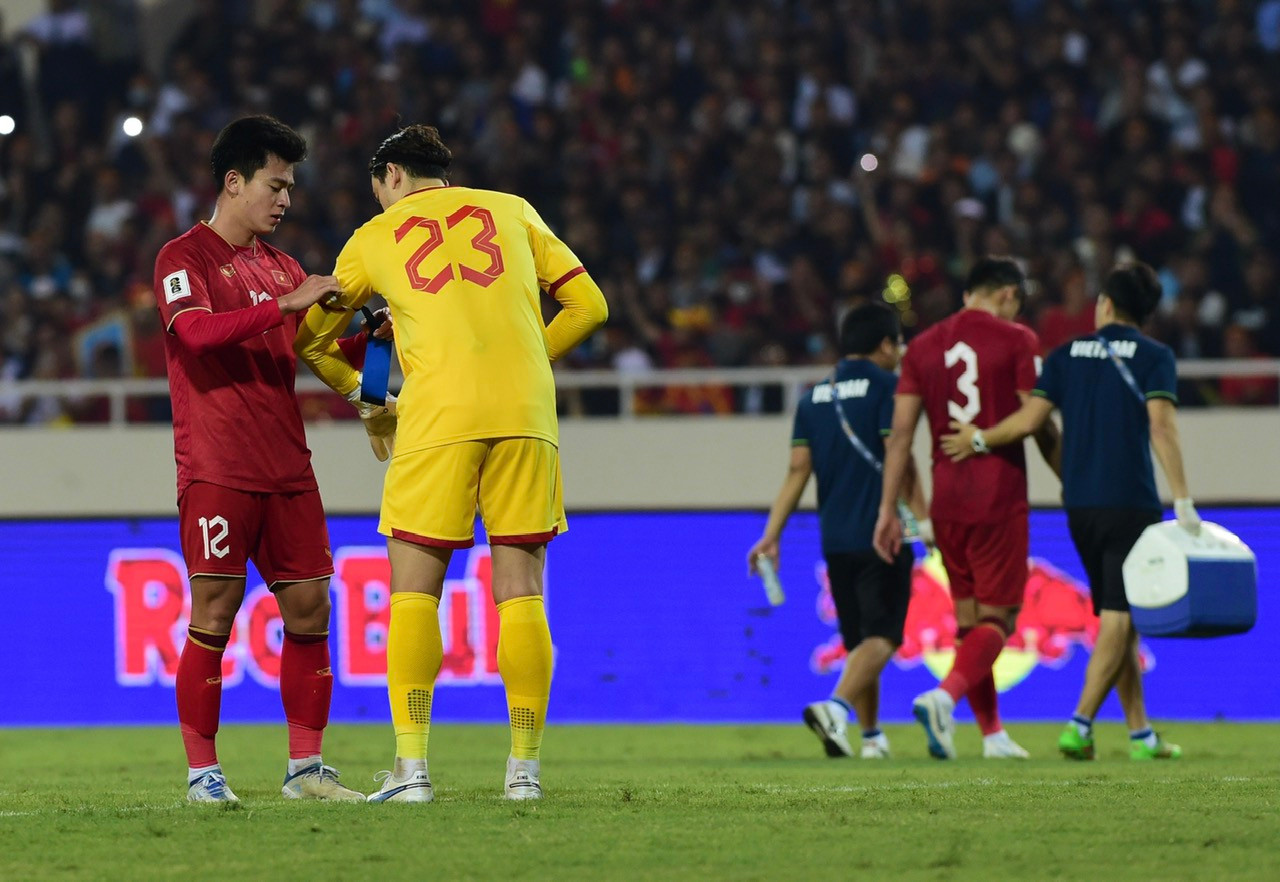 Khung thành của Văn Lâm tiếp tục đối diện với sức ép.