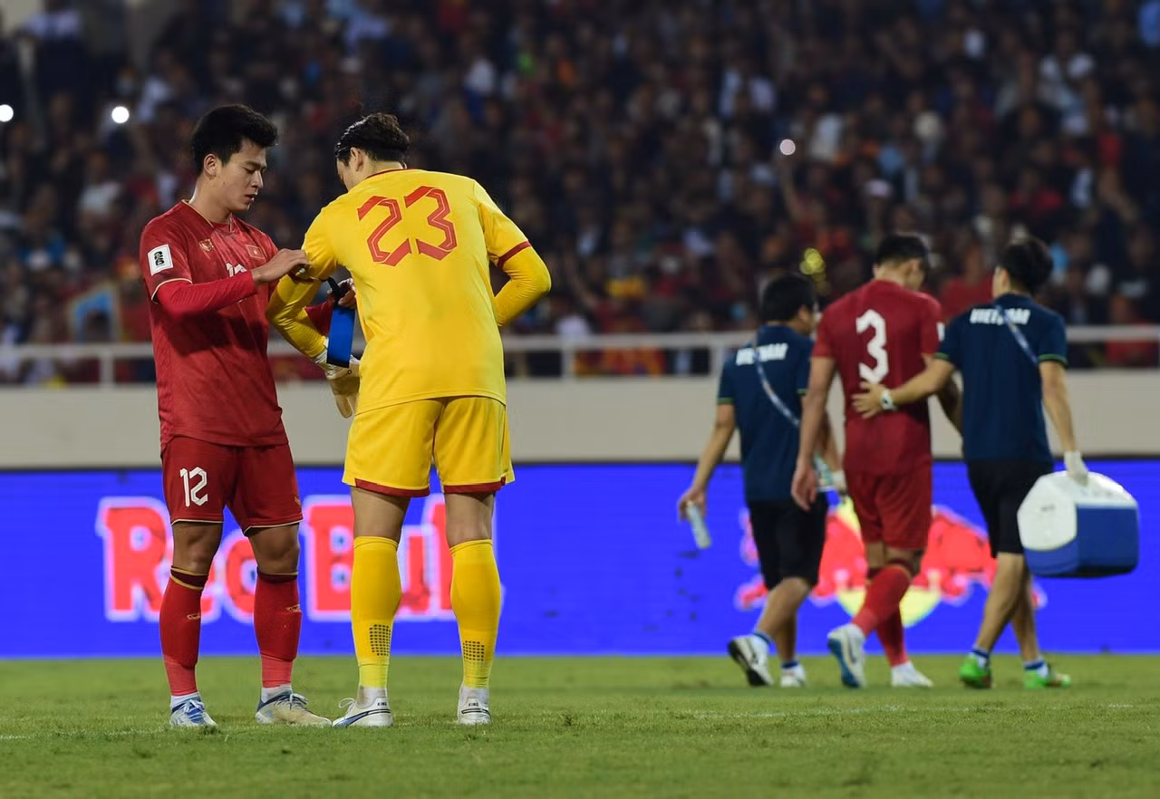 Khung thành của Văn Lâm tiếp tục đối diện với sức ép.