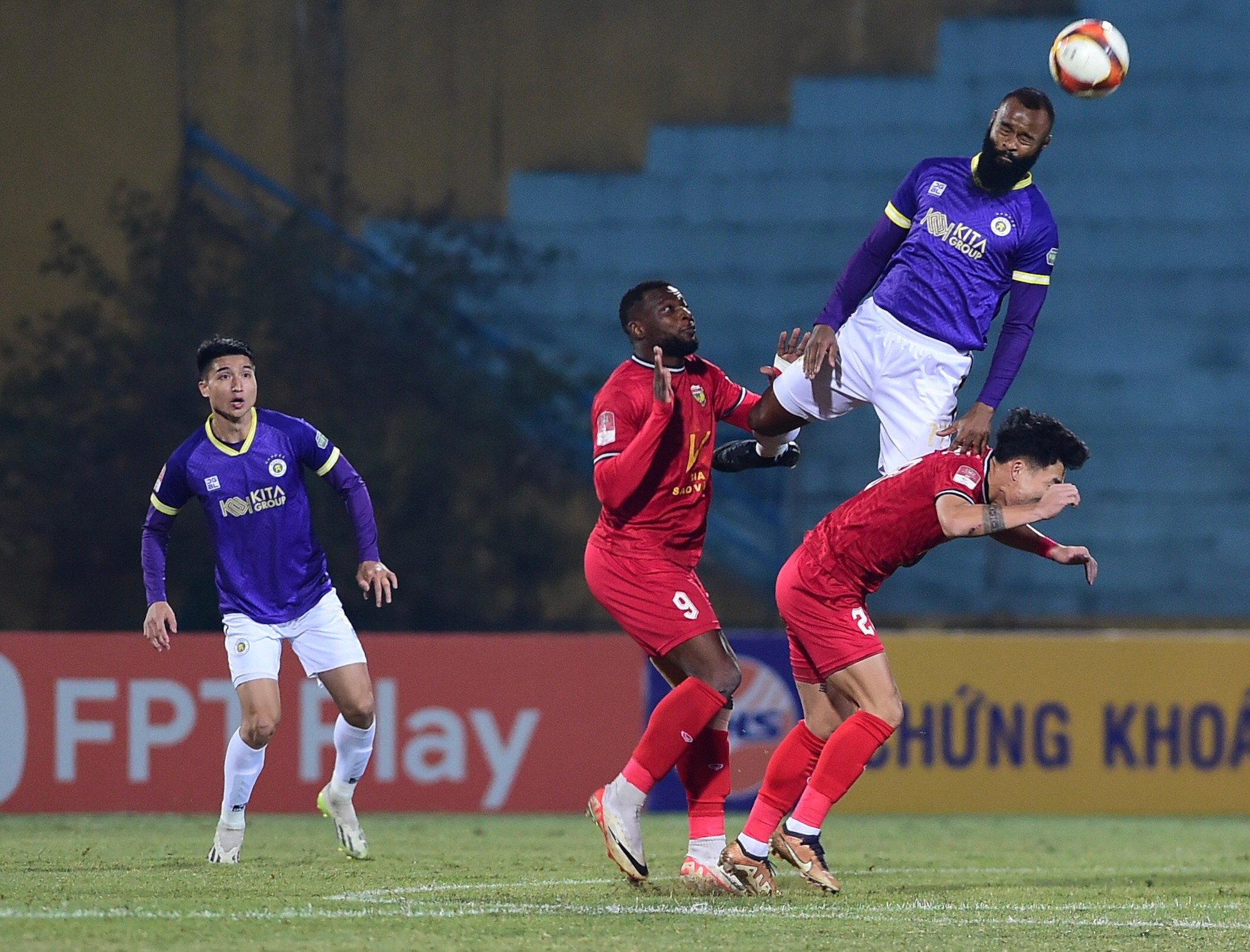 Trận đấu diễn ra kịch tính ngay từ những phút đầu tiên. Trận đấu diễn ra kịch tính ngay từ những phút đầu tiên.