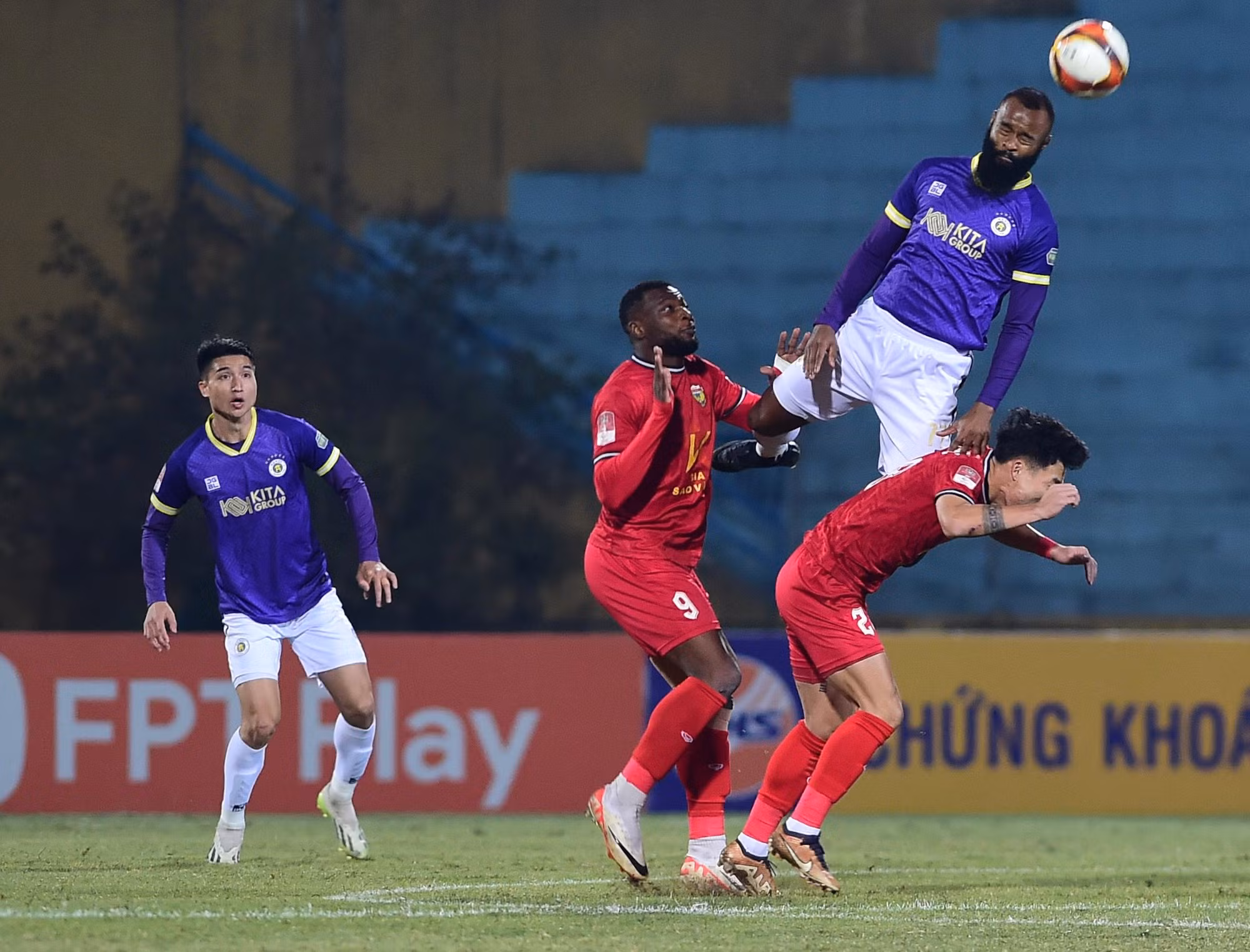 Trận đấu diễn ra kịch tính ngay từ những phút đầu tiên.