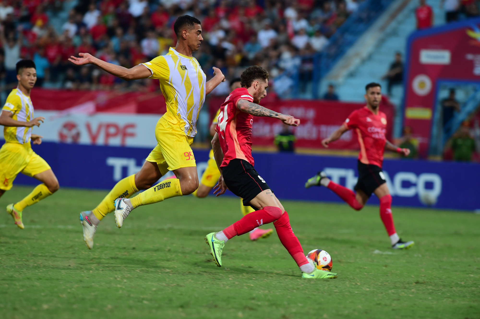 Trận đấu kịch tính ngay từ khi bóng lăn.