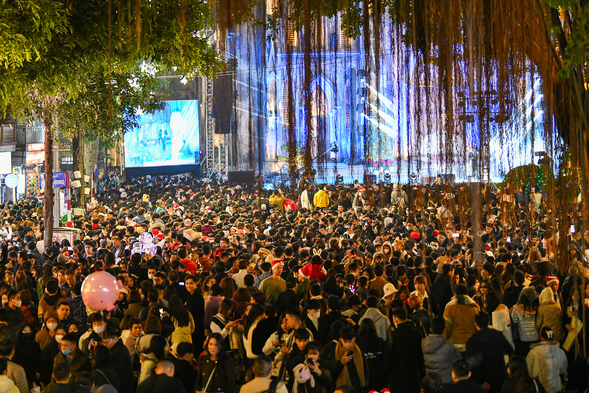 Khu vực Nhà Thờ lớn tập trung đông đảo người dân.