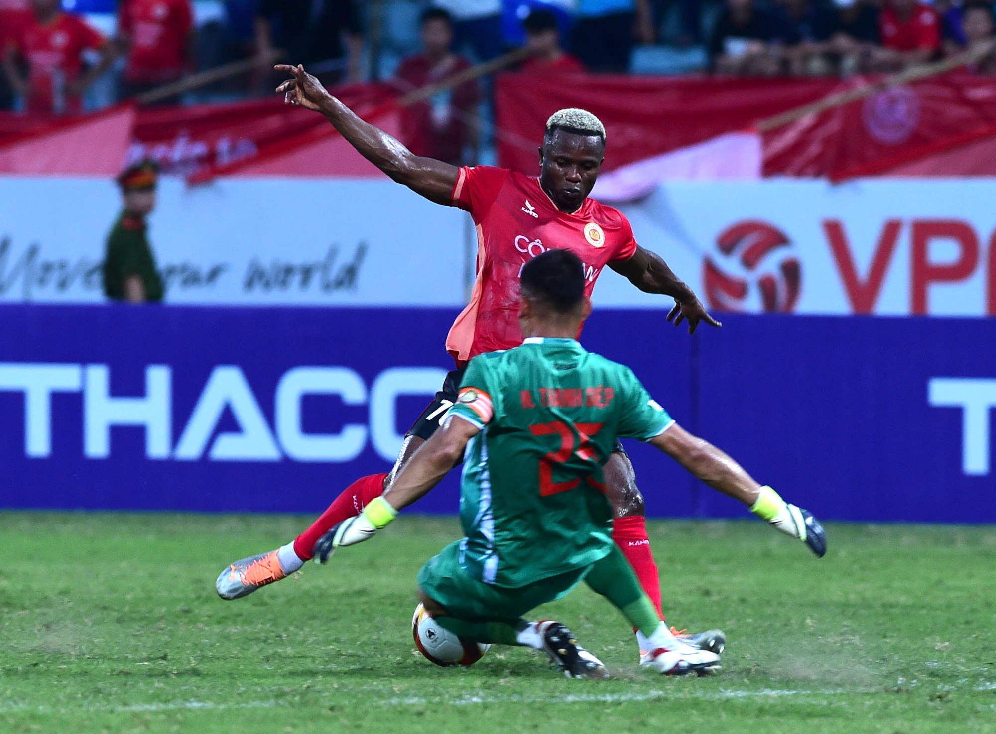 Raphael Success không thể vượt qua Thanh Diệp trong tình huống đối mặt.